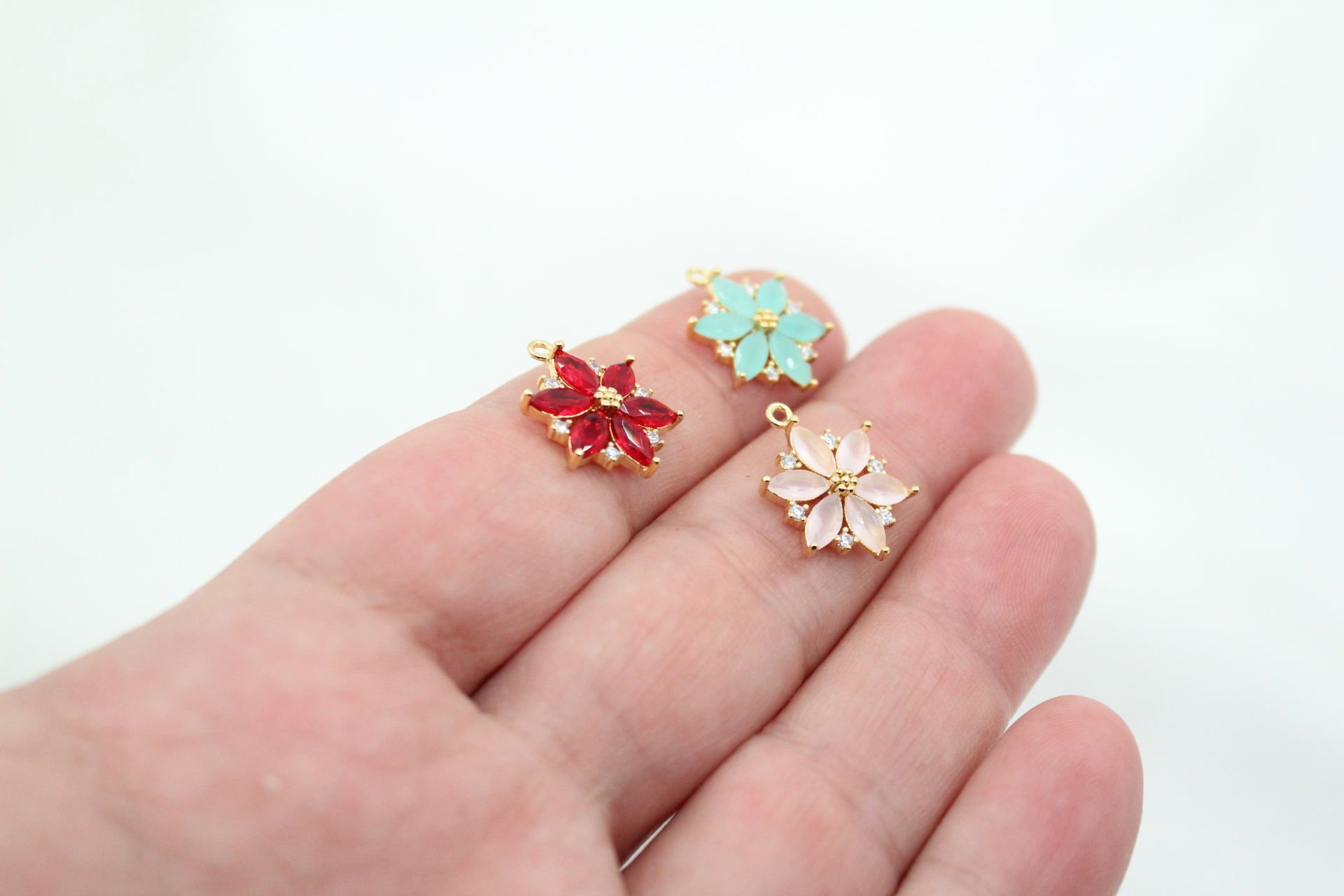 Altın Kaplama Mekik Buzlu Taşlı Çiçek Kolye Ucu