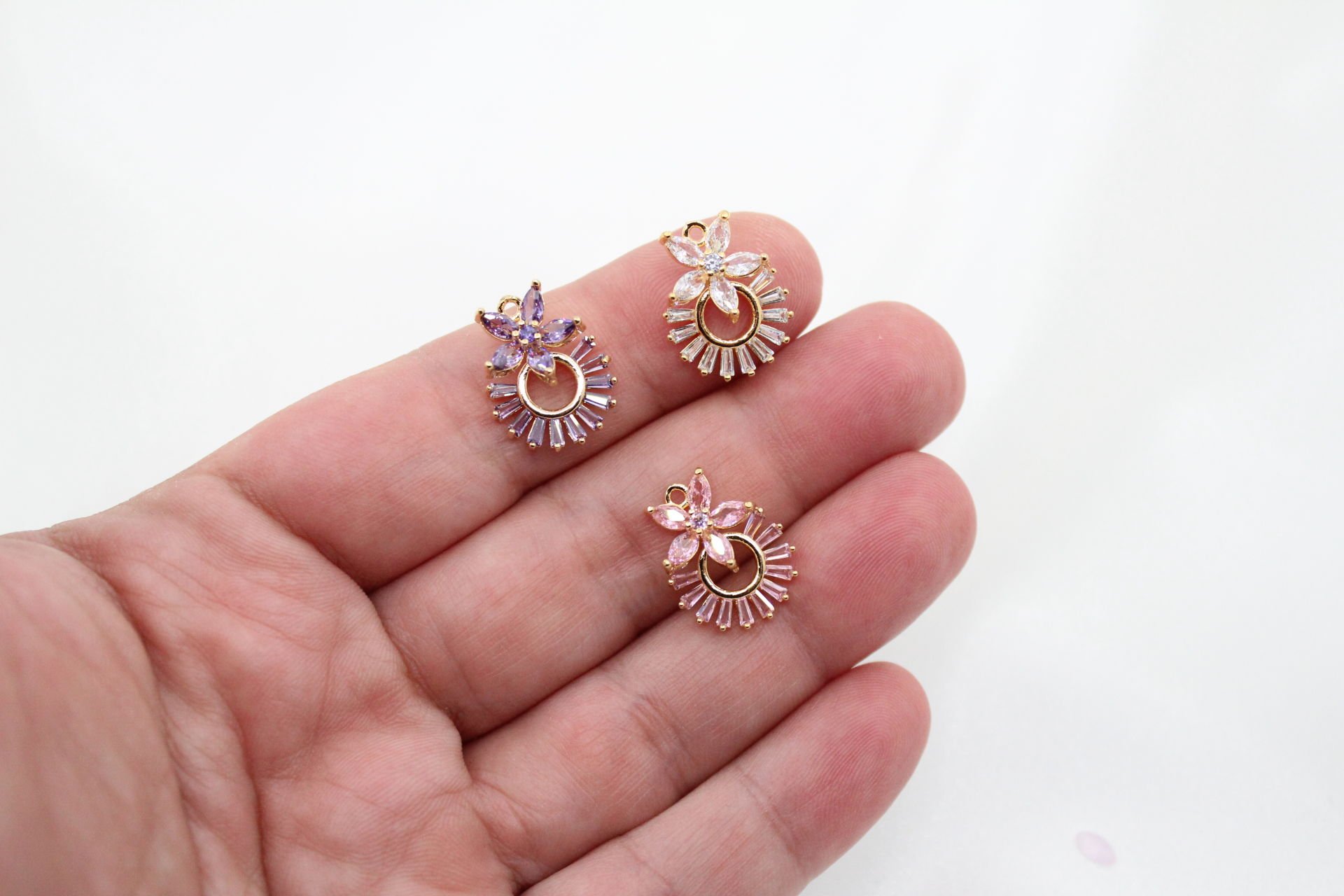 Altın Kaplama Zirkonlu Yuvarlak Üzeri Çiçekli Kolye Ucu