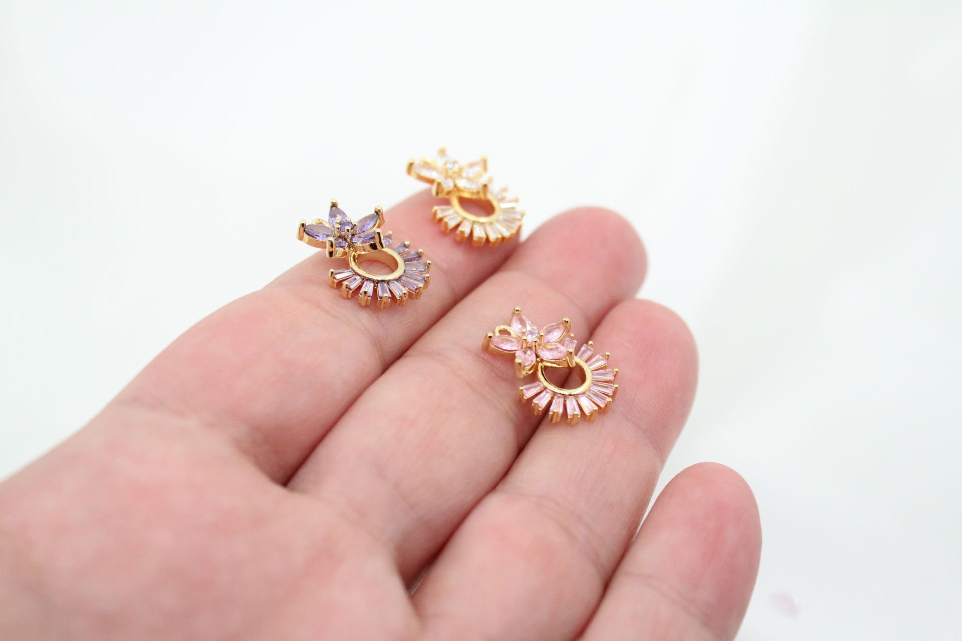 Altın Kaplama Zirkonlu Yuvarlak Üzeri Çiçekli Kolye Ucu