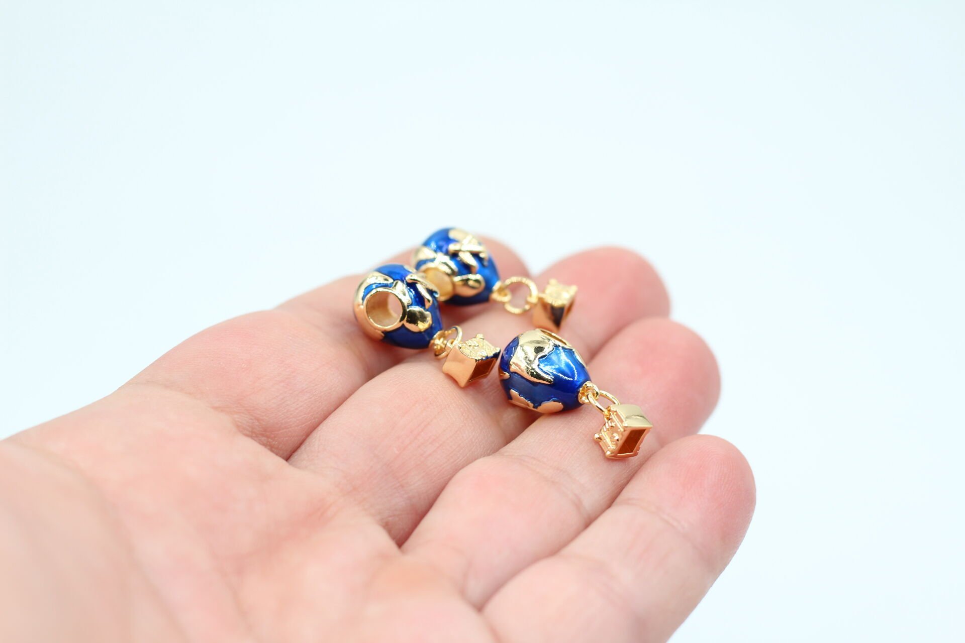 Altın Kaplama İthal Dünya ve Uçak Desenli Uçan Balon Kolye Ucu