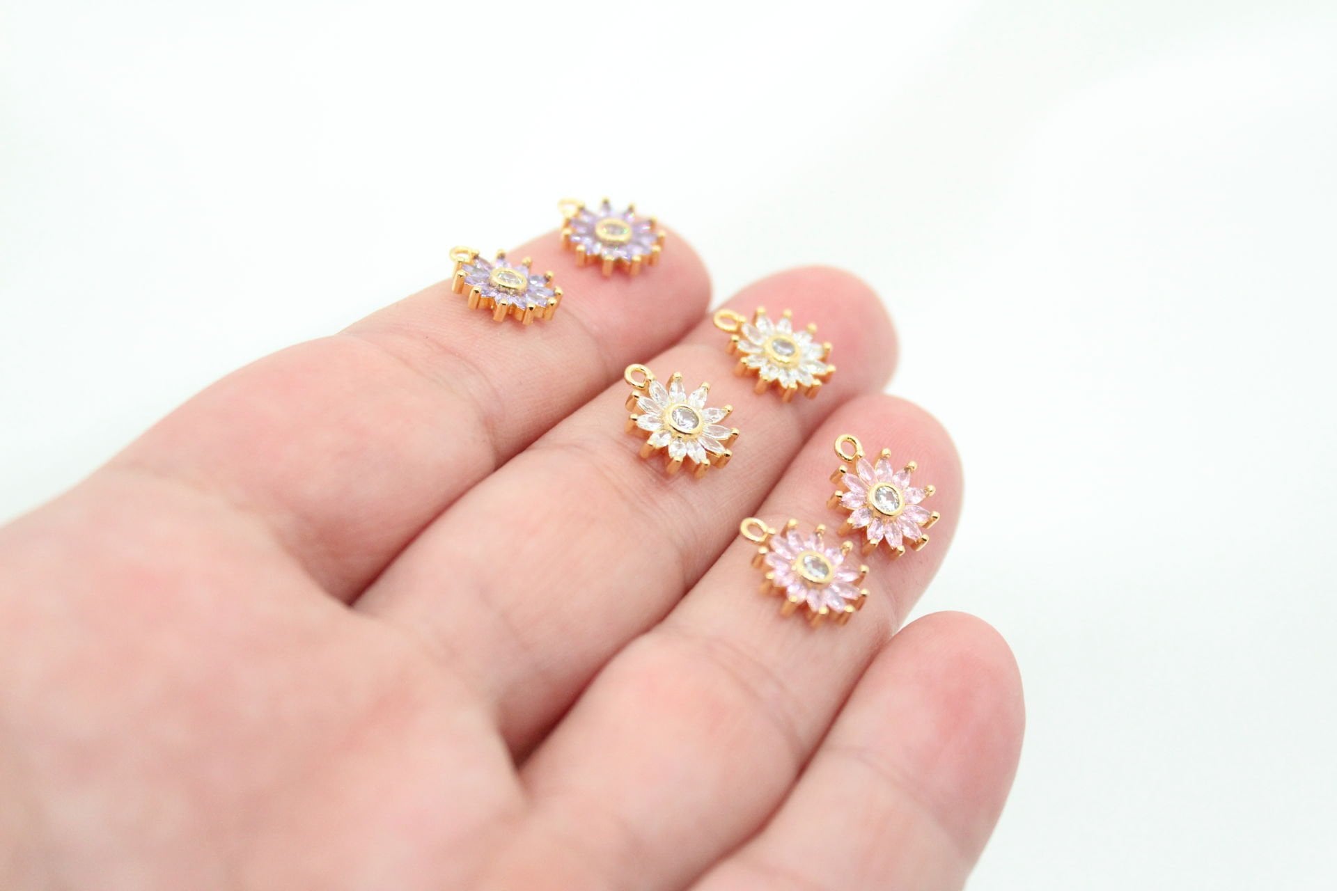 Altın Kaplama Zirkonlu Ortası Beyaz Çiçek Kolye Ucu