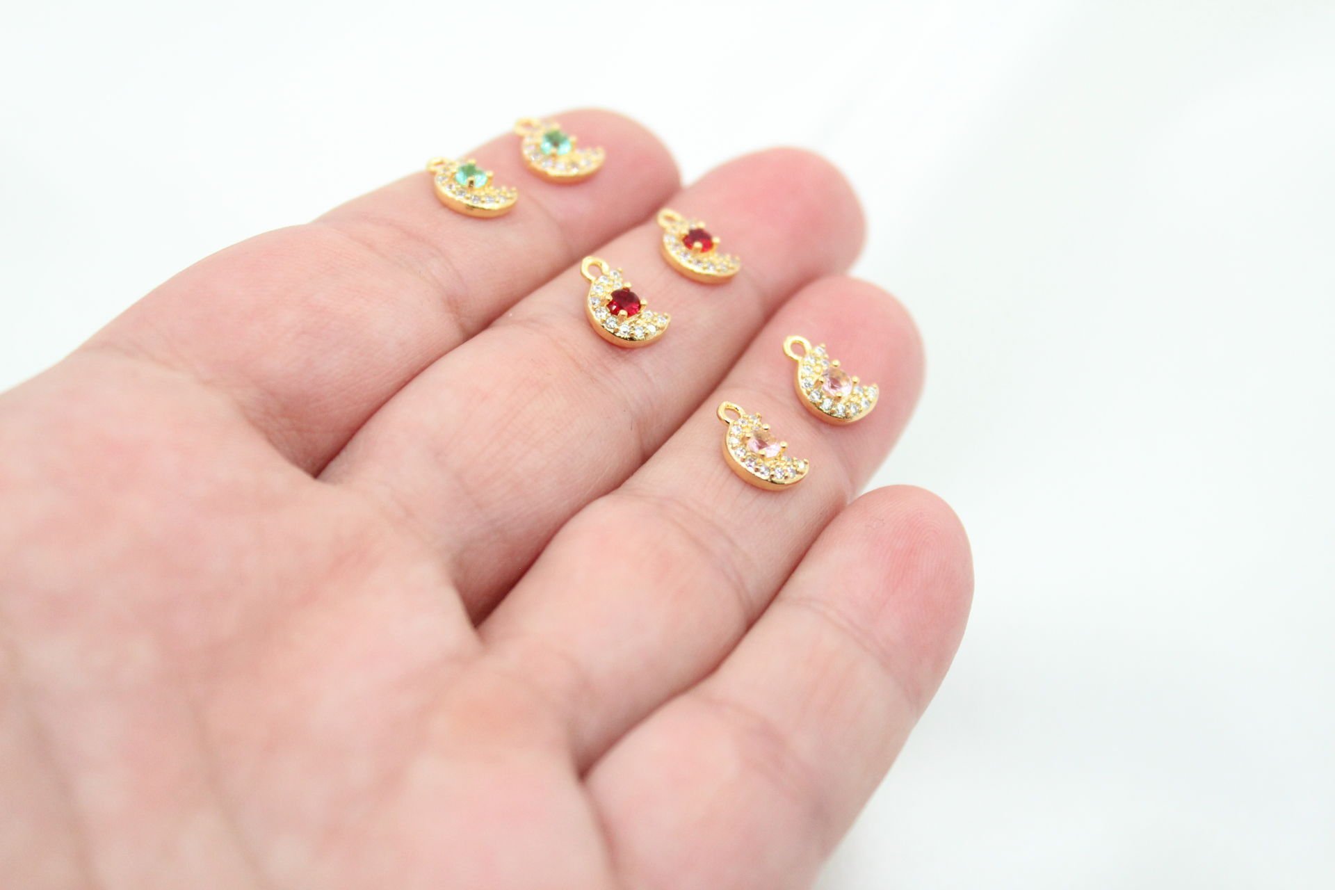 Altın Kaplama Zirkonlu Renkli Minimal Ay Kolye Ucu