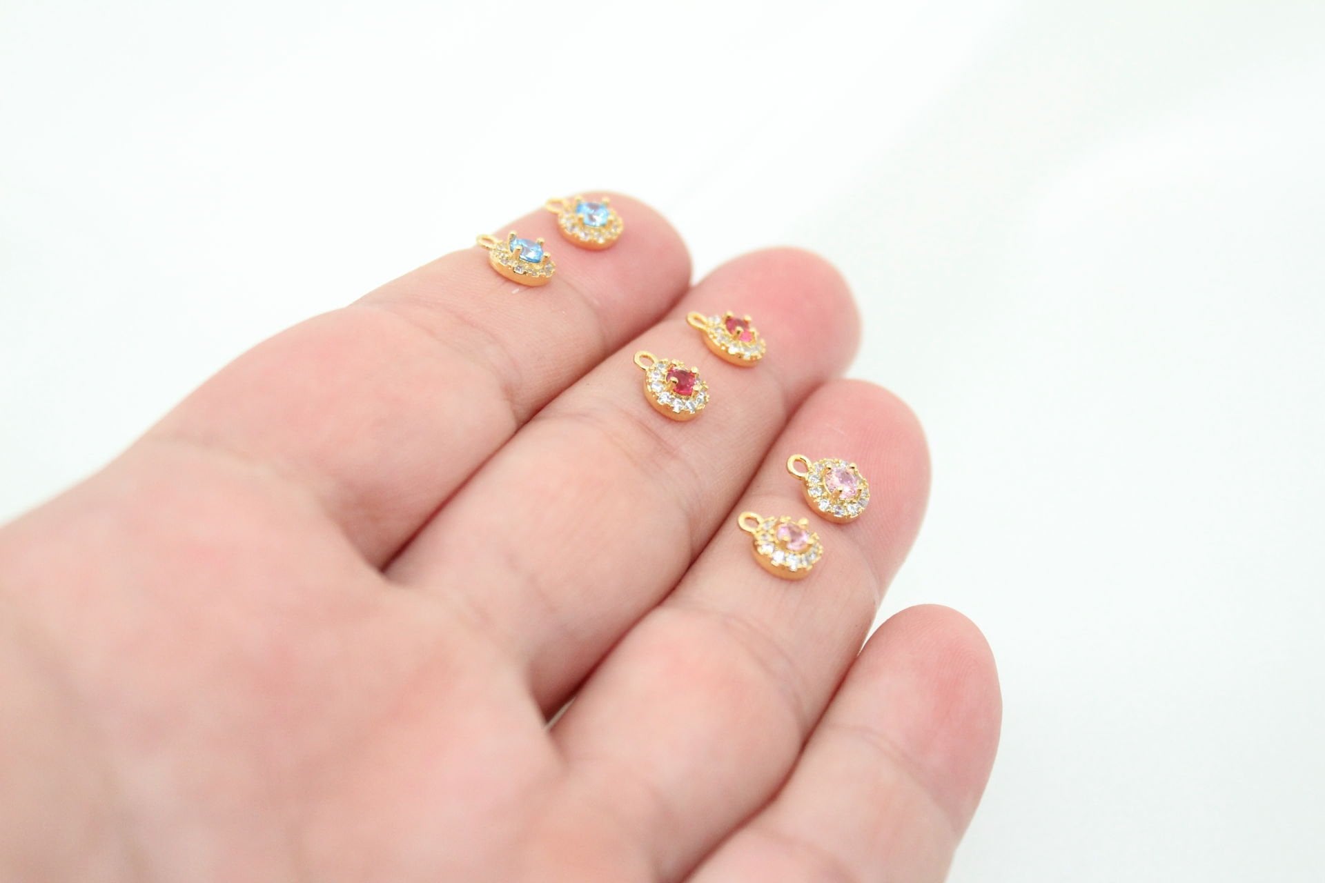 Altın Kaplama Yuvarlak Ortası Renkli Zirkonlu Minimal Kolye ucu