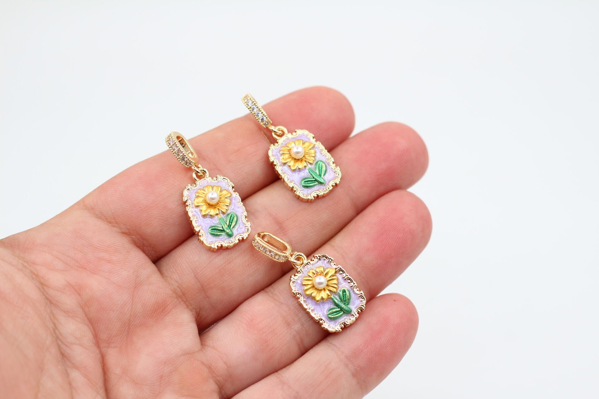 Altın Kaplama İthal Çiçek Desenli İncili Dikdörtgen Kolye Ucu