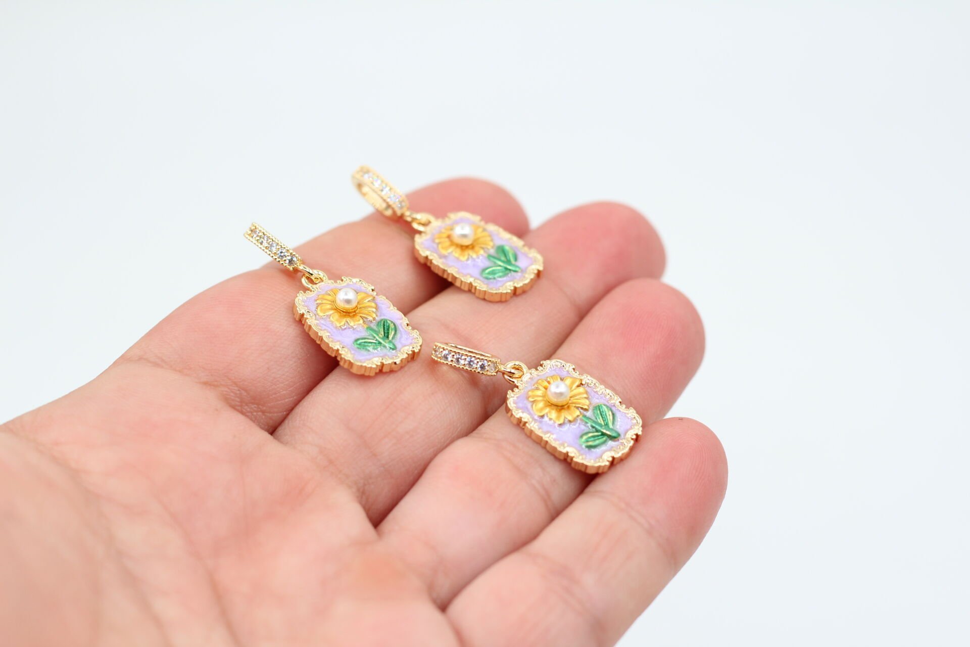 Altın Kaplama İthal Çiçek Desenli İncili Dikdörtgen Kolye Ucu