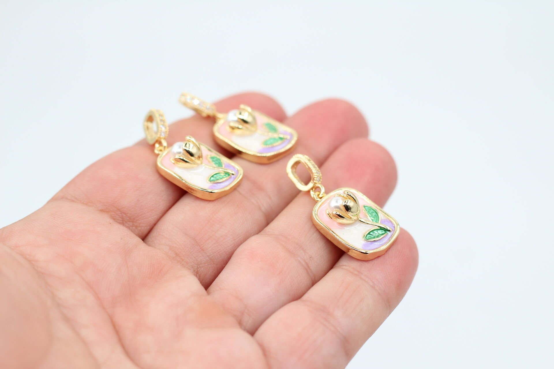 Altın Kaplama İthal Çiçek Desenli İncili Kolye Ucu