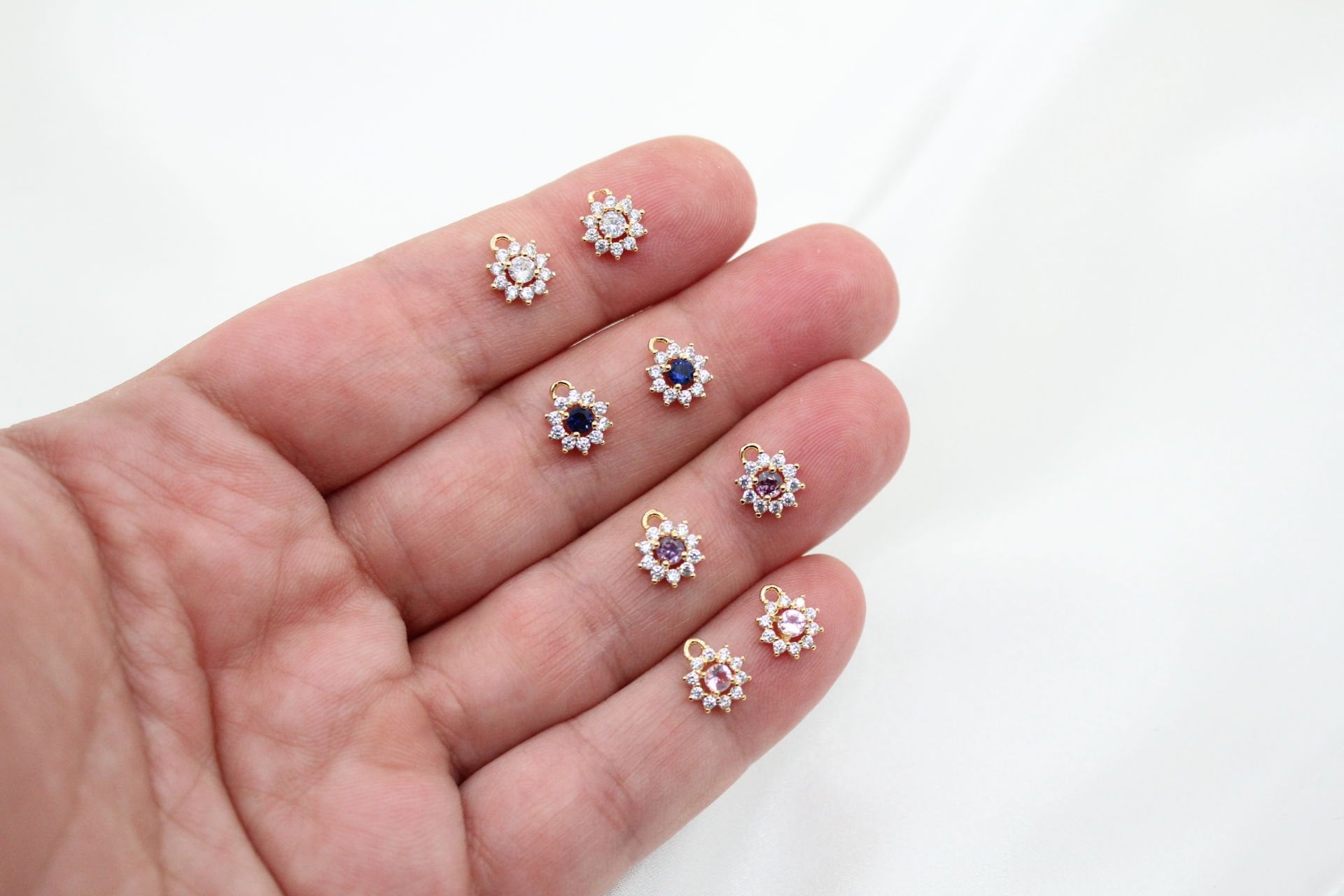 Altın Kaplama Ortası Renkli Zirkonlu Minimal Çiçek Kolye Ucu