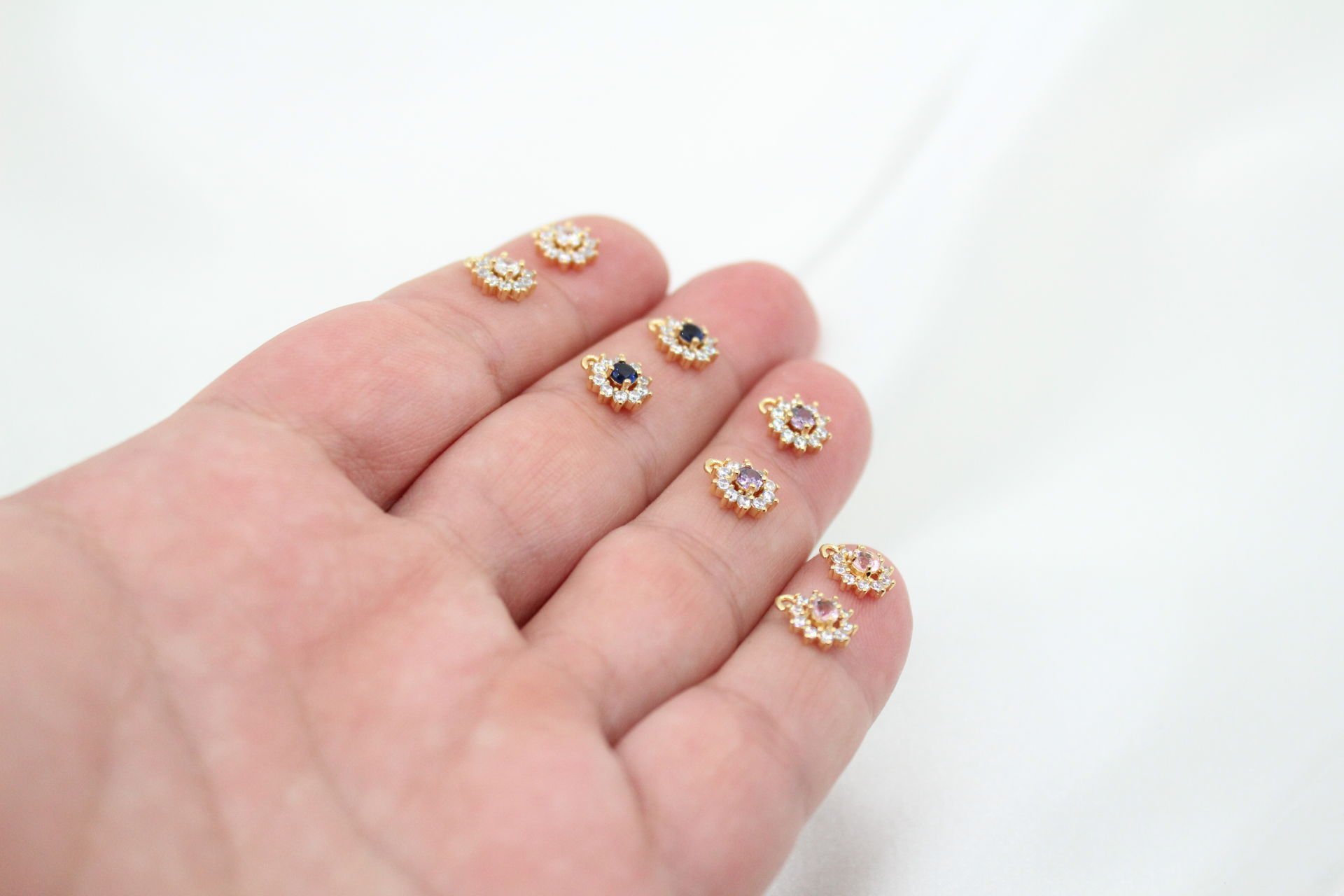 Altın Kaplama Ortası Renkli Zirkonlu Minimal Çiçek Kolye Ucu