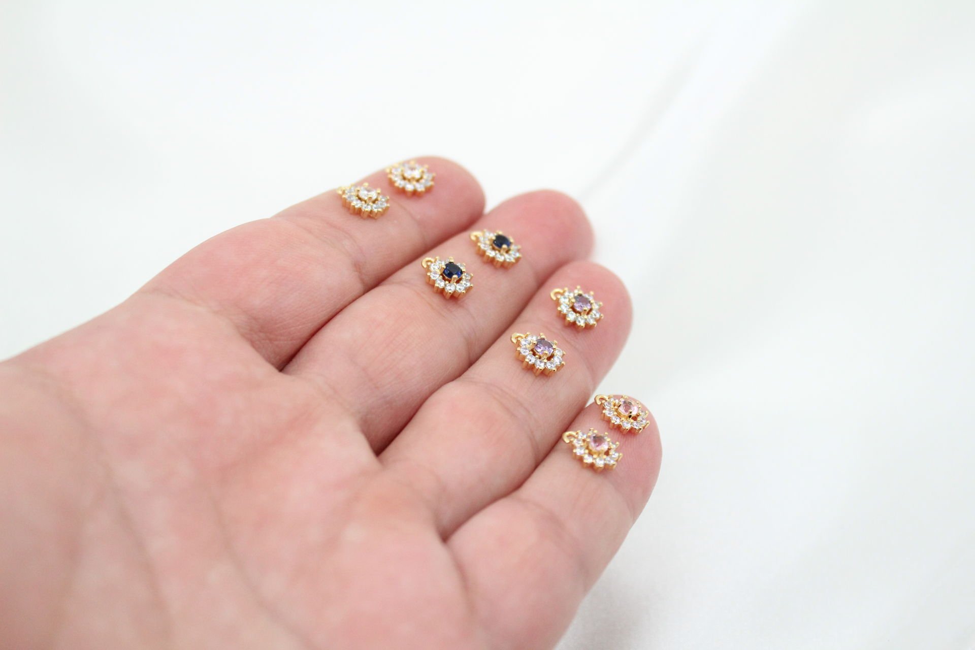 Altın Kaplama Ortası Renkli Zirkonlu Minimal Çiçek Kolye Ucu