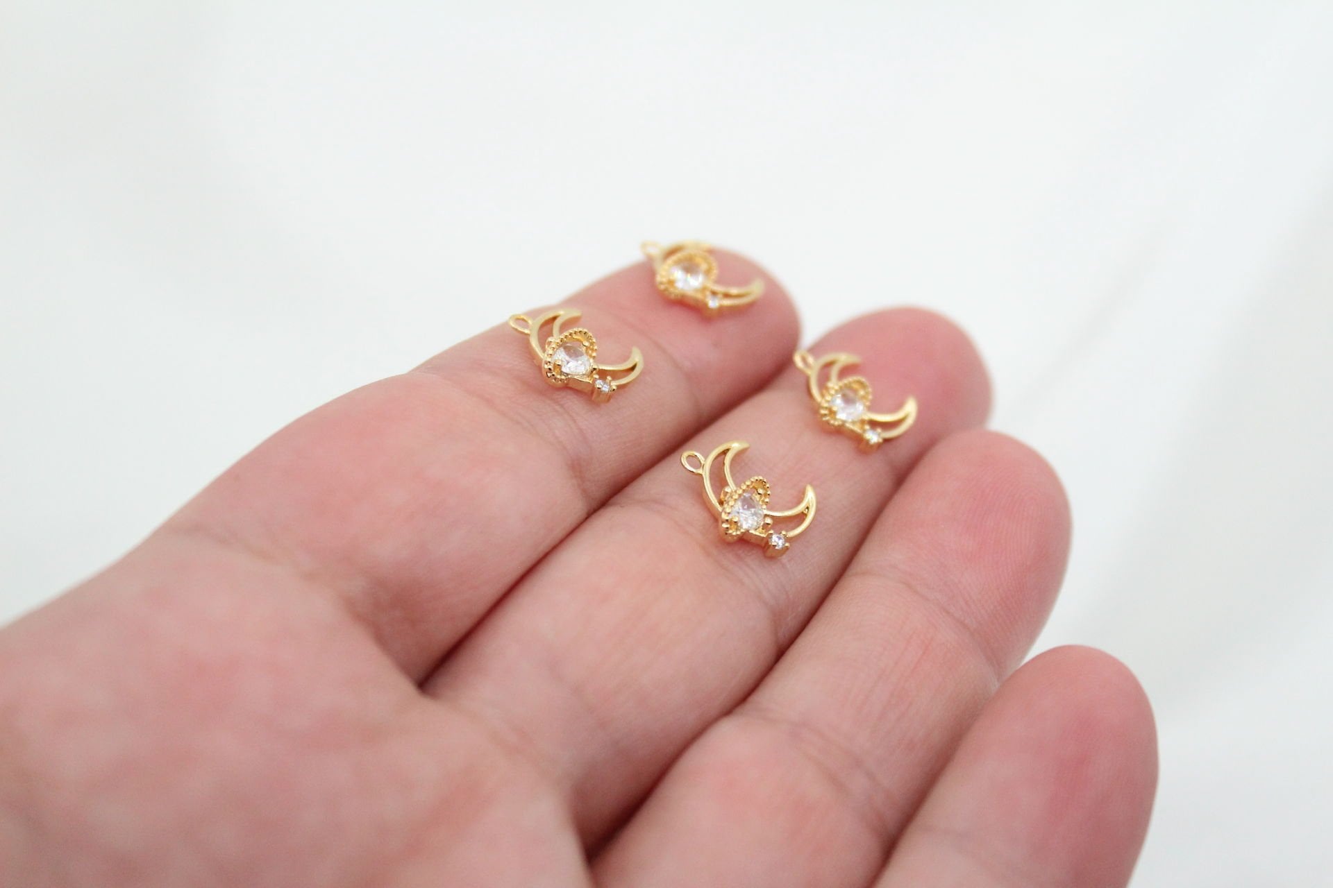 Altın Kaplama Zirkonlu Yuvarlak Taşlı Ay Kolye Ucu