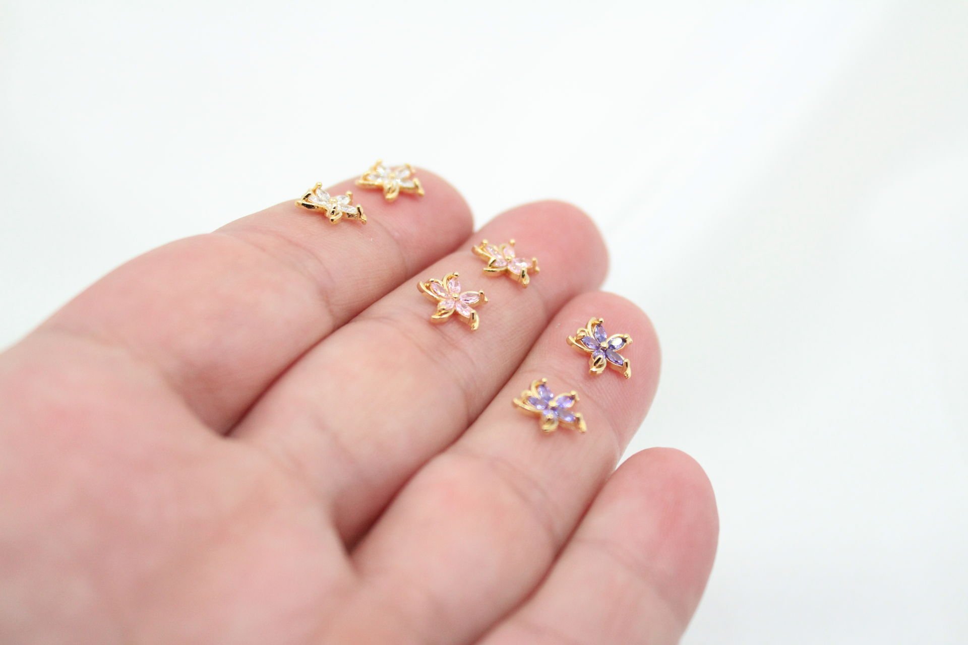 Altın Kaplama Zirkonlu Mekik Taşlı Minimal Çiçek Kolye ucu