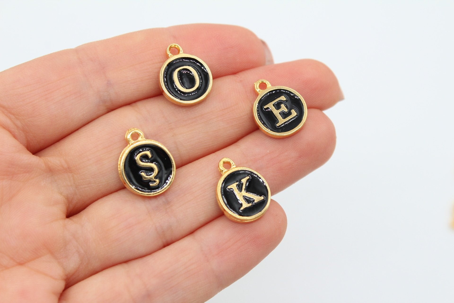 Altın Kap. Siyah Mineli Harf