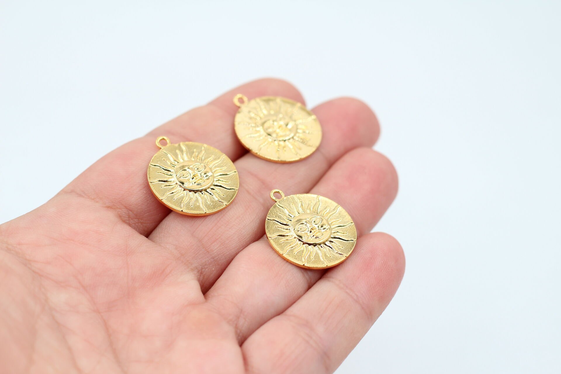 Altın Kaplama Döküm Yuvarlak İçi Güneş Kolye Ucu