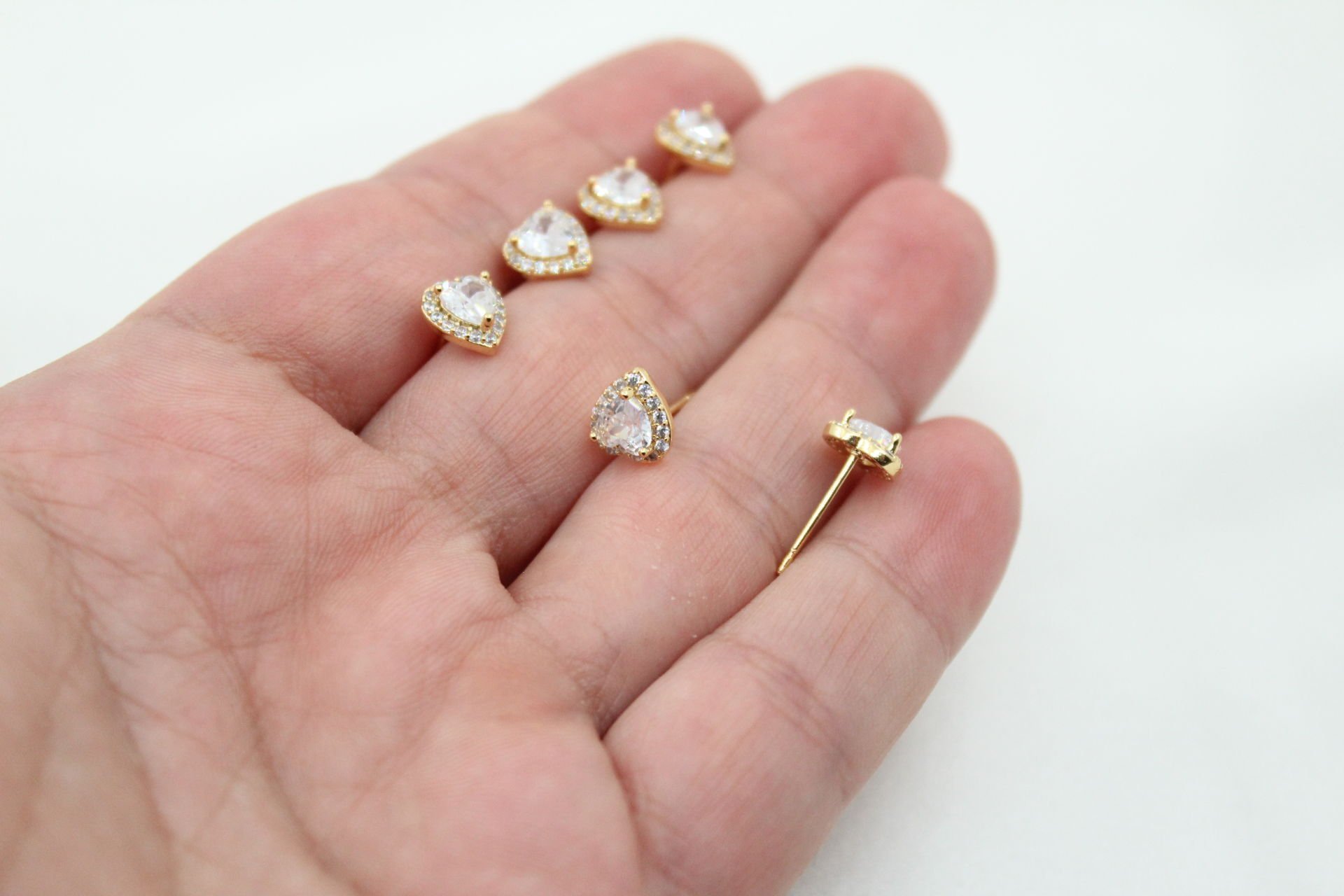 Altın Kaplama Kalpli Çivili Küpe