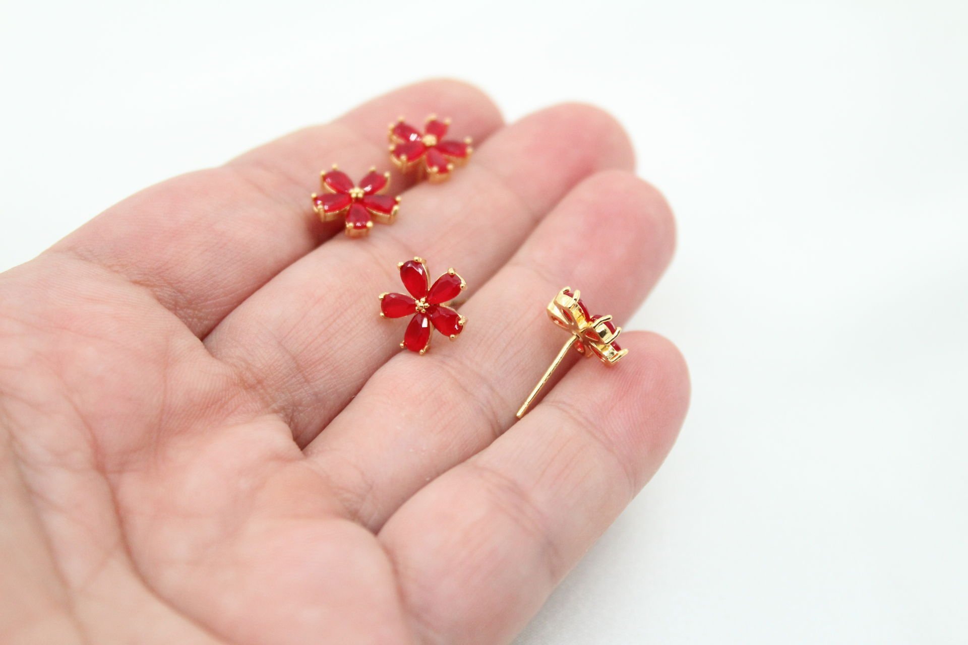 Altın Kaplama Kırmızı Çiçek Çivili Küpe