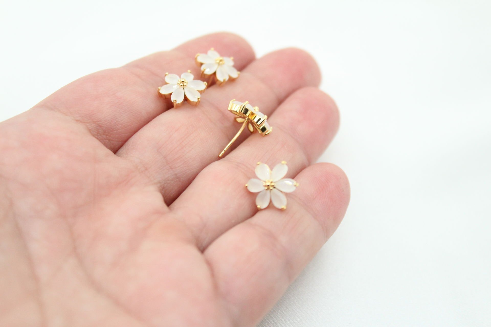 Altın Kaplama Buzlu Beyaz Çİçek Çivili Küpe