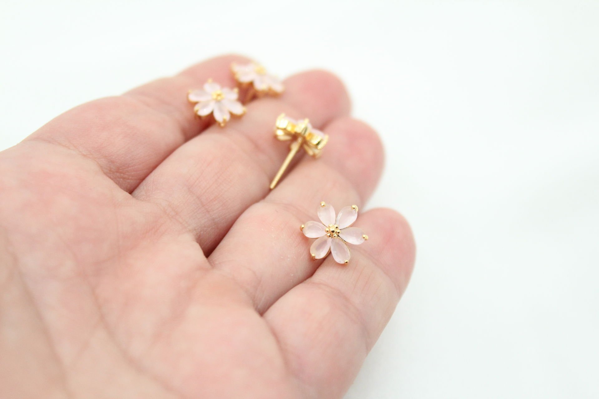 Altın Kaplama Buzlu Pembe Çiçek Çivili Küpe