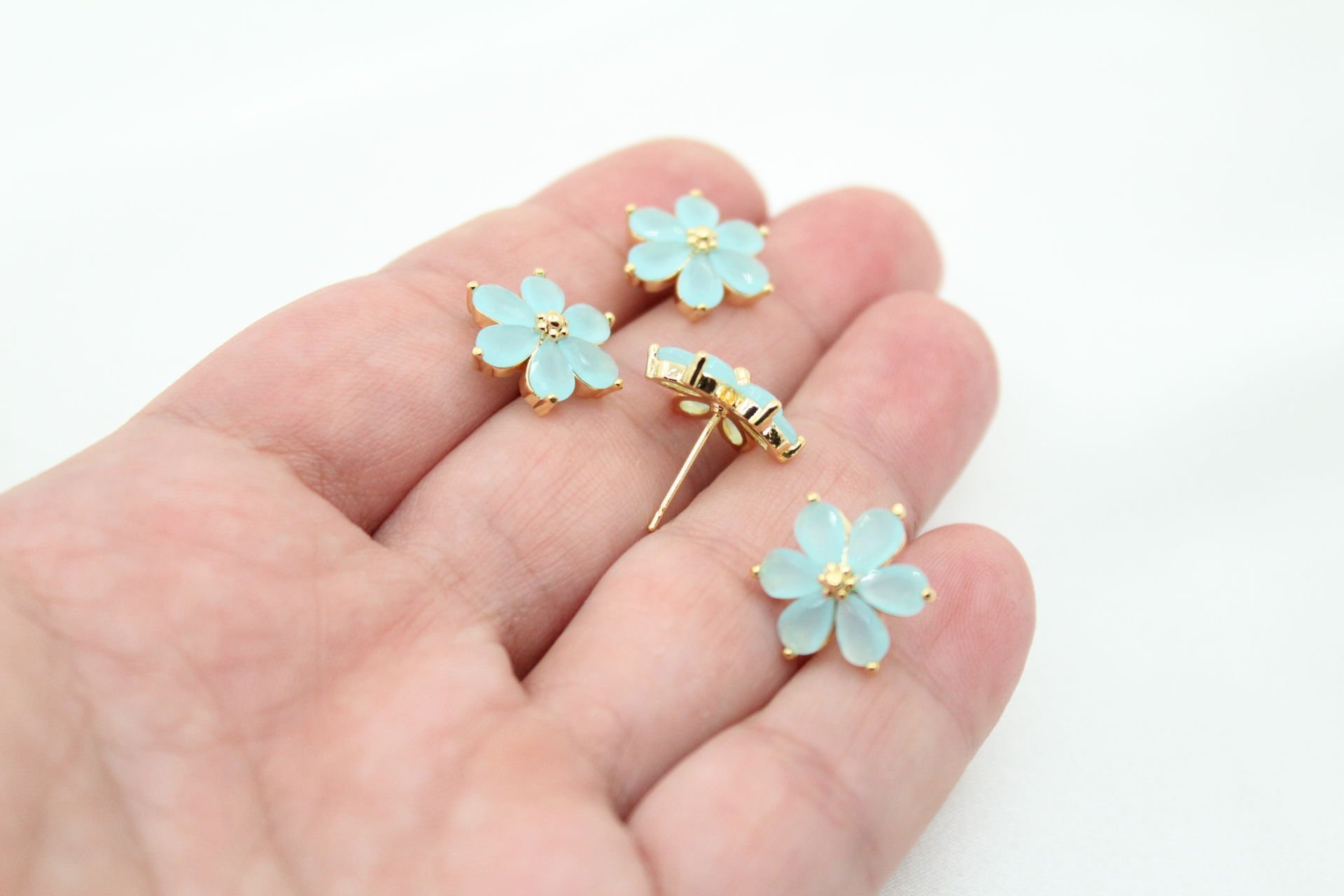 Altın Kaplama Buzlu Mavi Çiçek Çivili Küpe