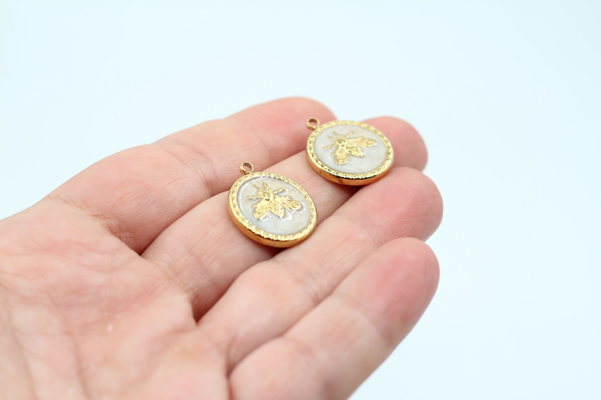 Çelik Yuvarlak Arı Figürlü Kolye Ucu