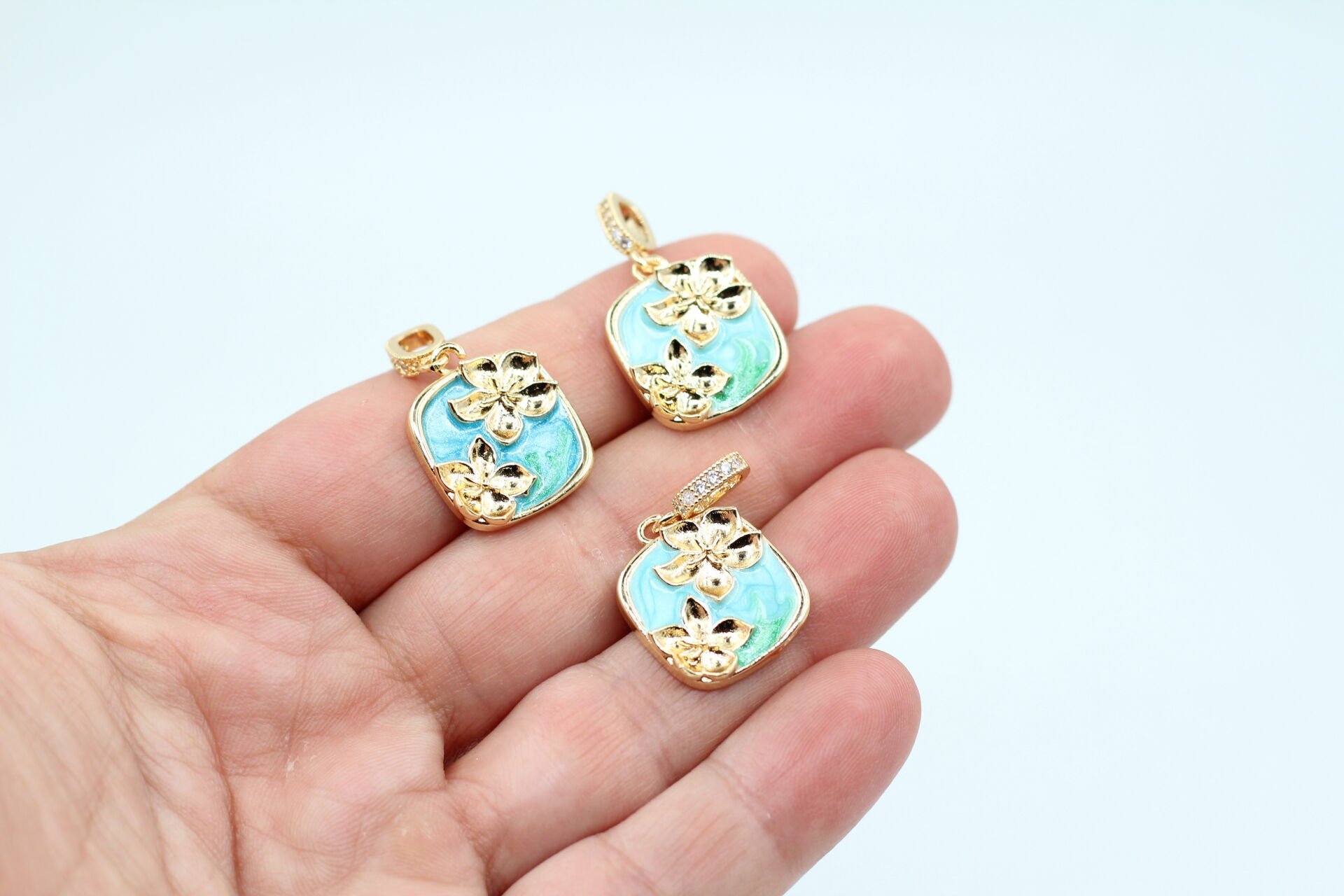 Altın Kaplama İthal Çiçek Desenli Kare Kolye Ucu