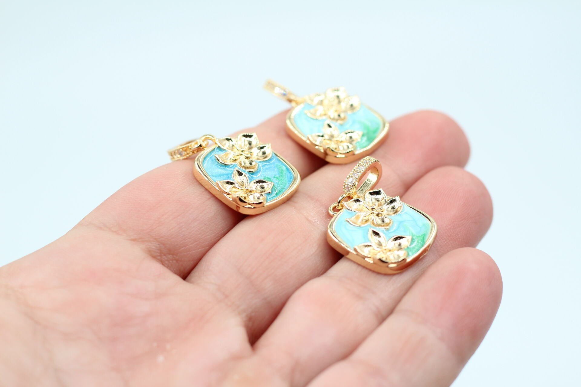 Altın Kaplama İthal Çiçek Desenli Kare Kolye Ucu