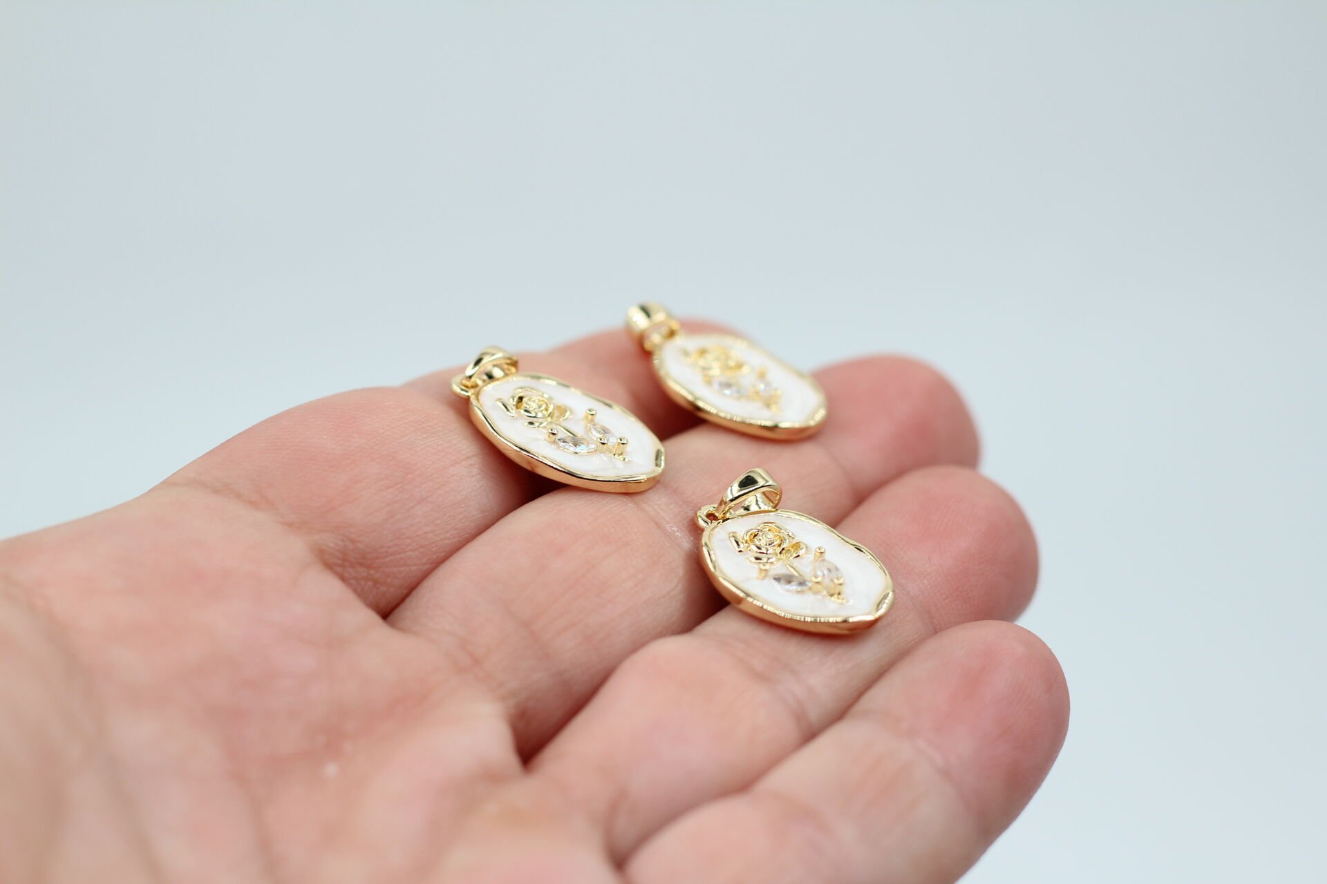 Altın Kaplama İthal Çiçek Desenli Zirkonlu Kolye Ucu