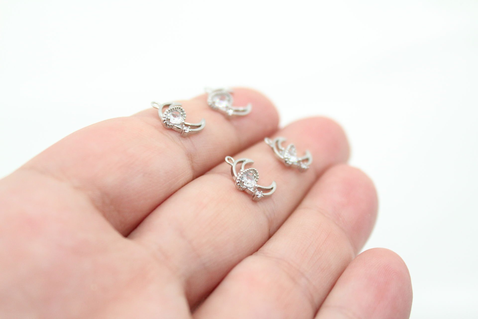 Rodyum Kaplama Zirkonlu Yuvarlak Taşlı Ay Kolye Ucu