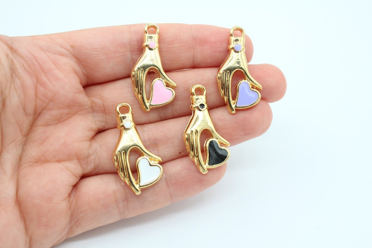 Altın Kap. Kalp Tutan El