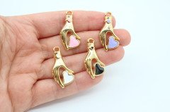 Altın Kap. Kalp Tutan El