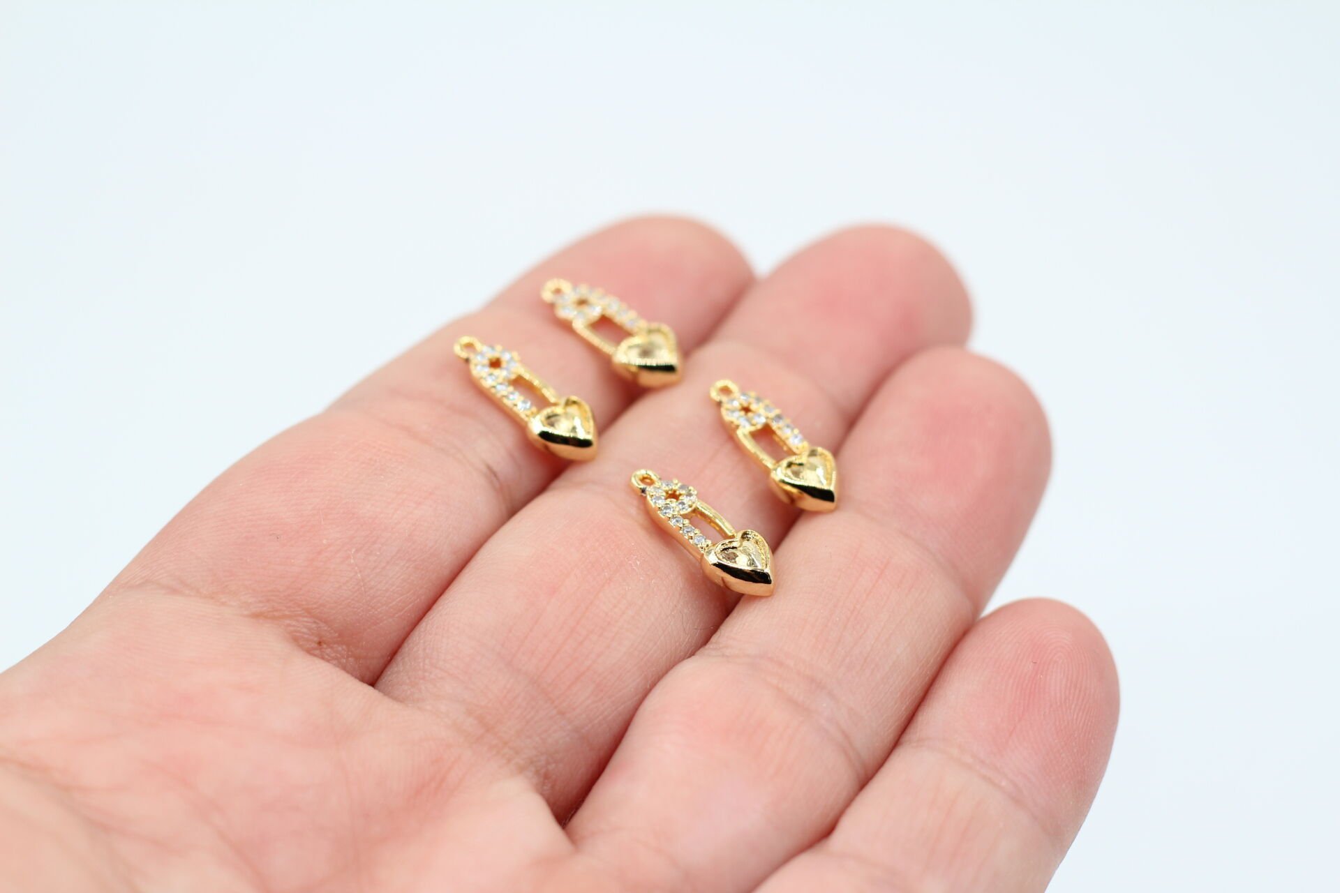 Altın Kaplama Zirkonlu Kalpli Mini Çengelli İğne