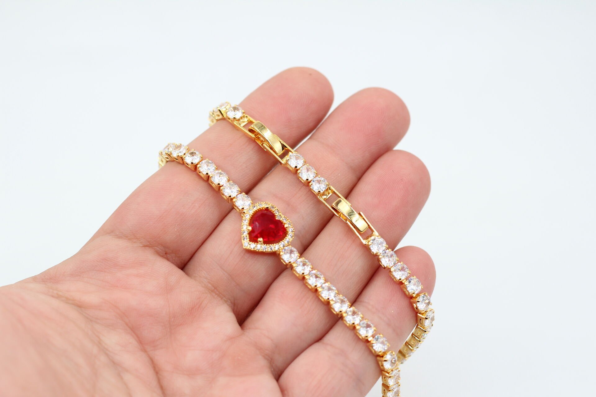 Altın Kaplama Sıra Taşlı Kalp Su Yolu Bileklik Kırmızı