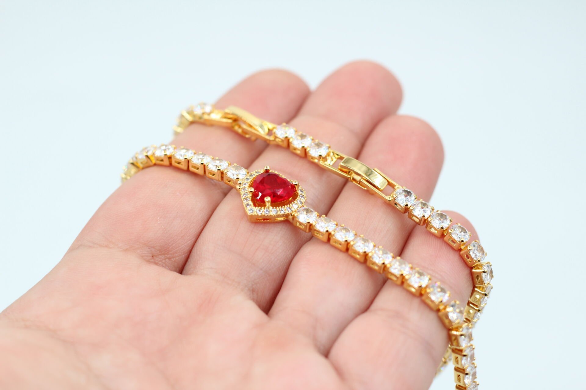 Altın Kaplama Sıra Taşlı Kalp Su Yolu Bileklik Kırmızı