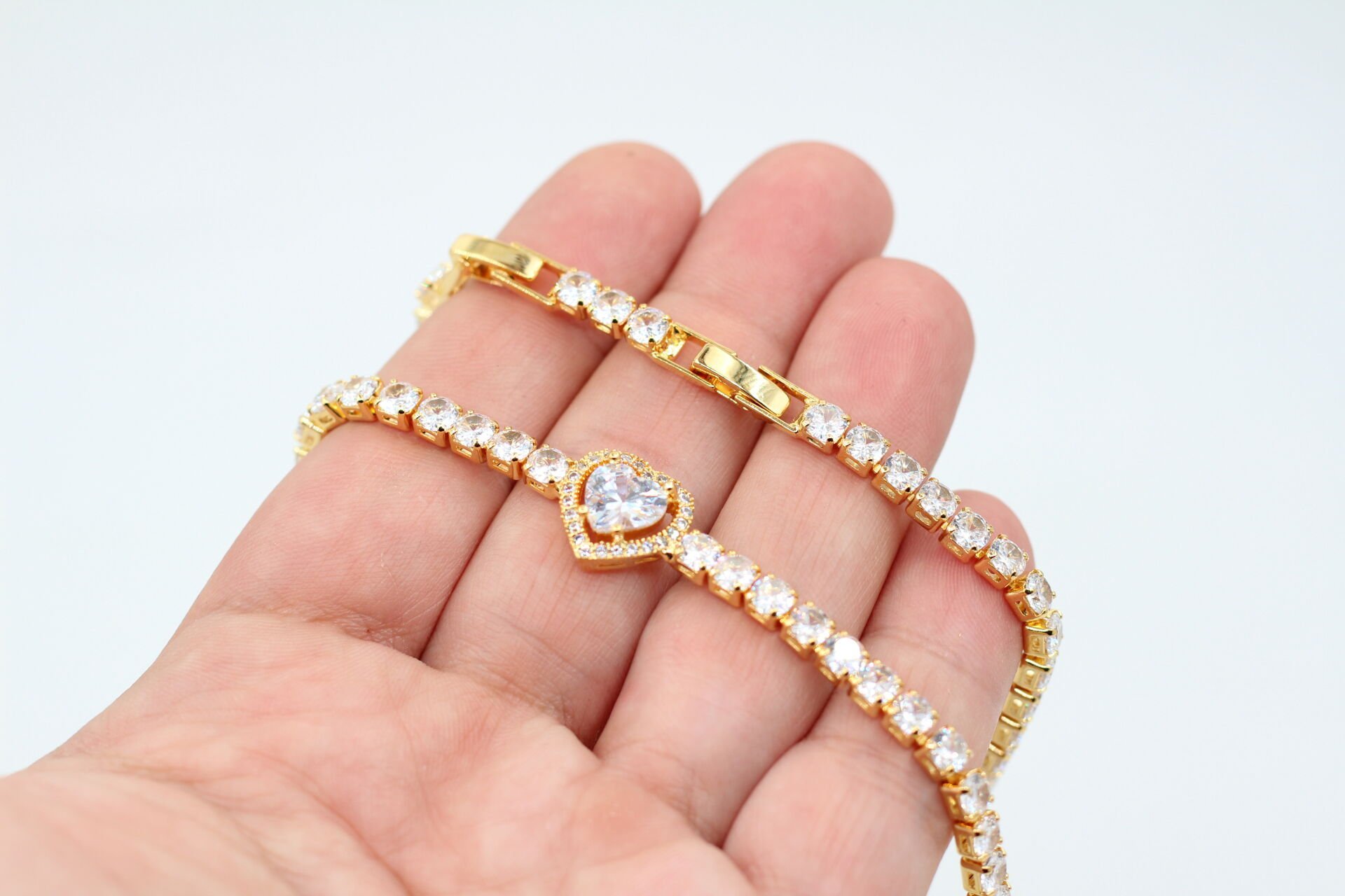 Altın Kaplama Sıra Taşlı Kalp Su Yolu Bileklik Beyaz