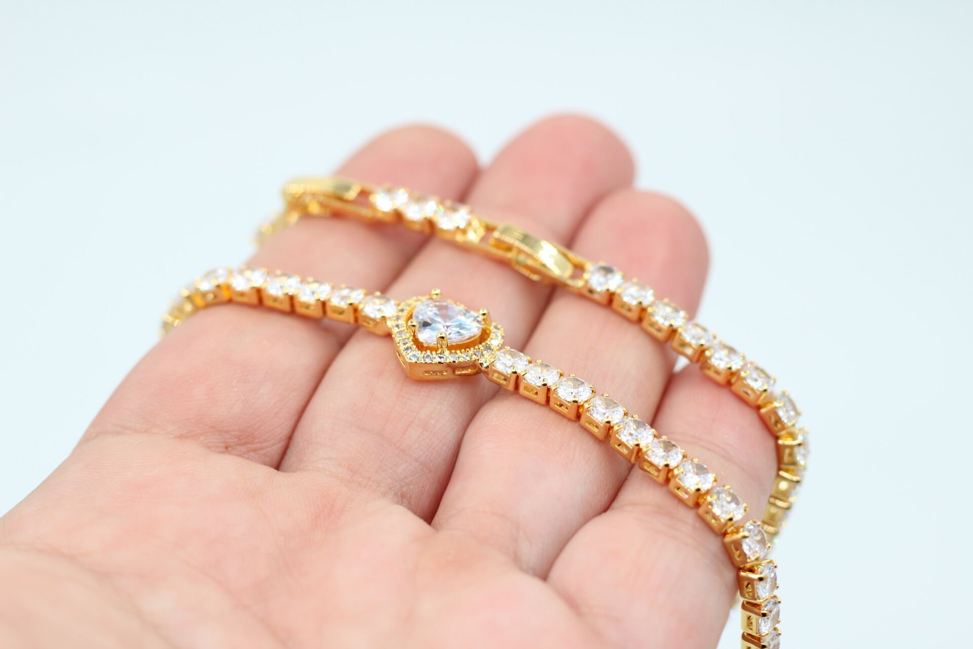 Altın Kaplama Sıra Taşlı Kalp Su Yolu Bileklik Beyaz