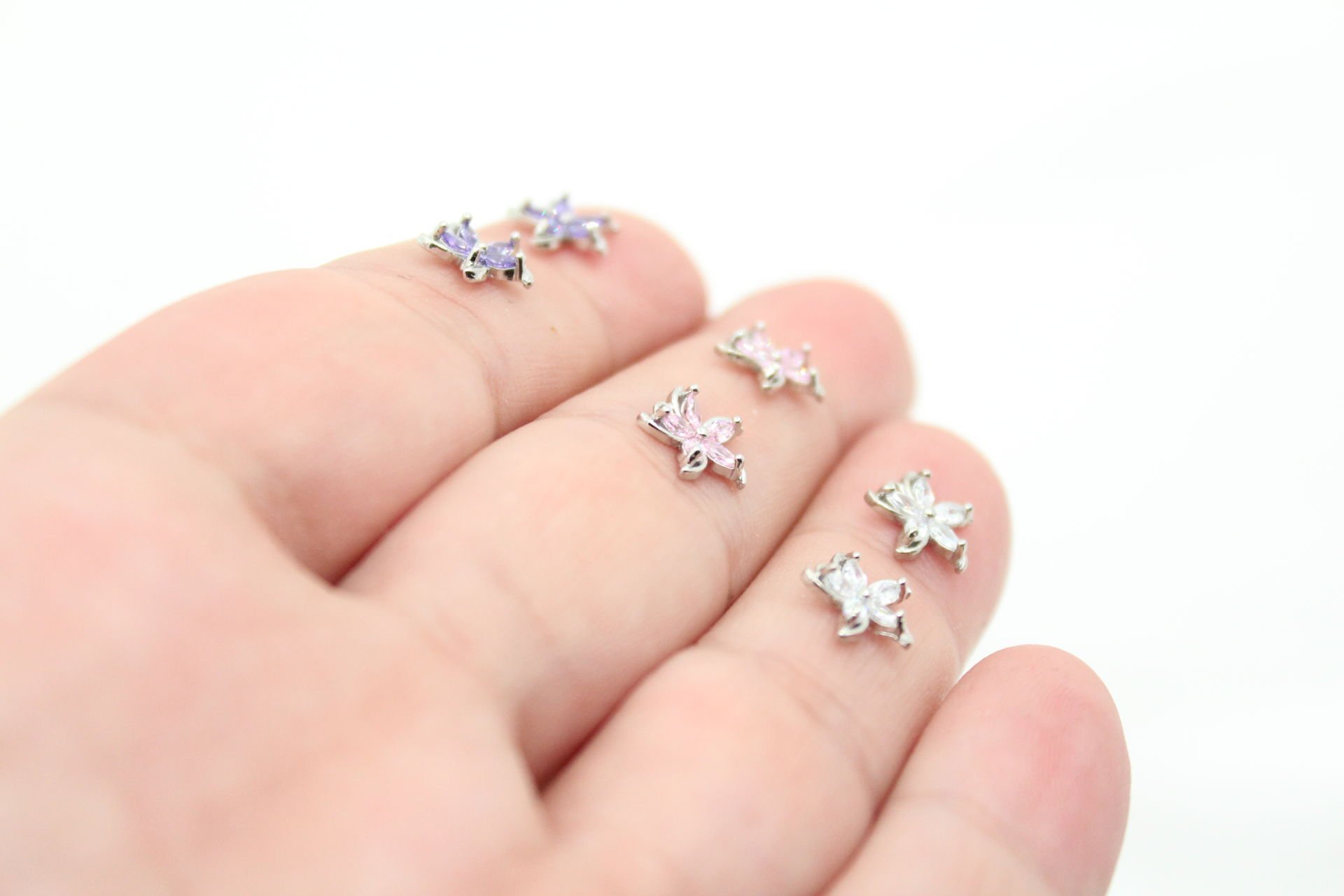 Rodyum Kaplama Zirkonlu Mekik Taşlı Minimal Çiçek Kolye ucu