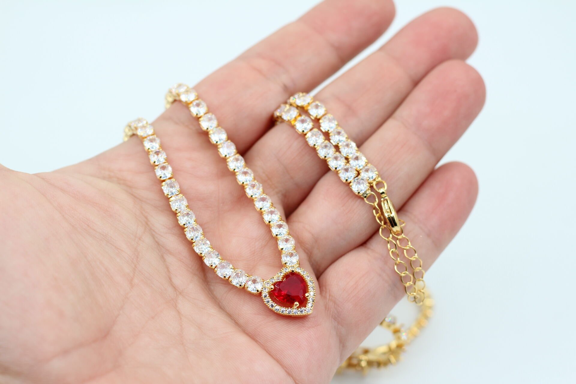 Altın Kaplama Sıra Taşlı Kalp Su Yolu Kolye Kırmızı