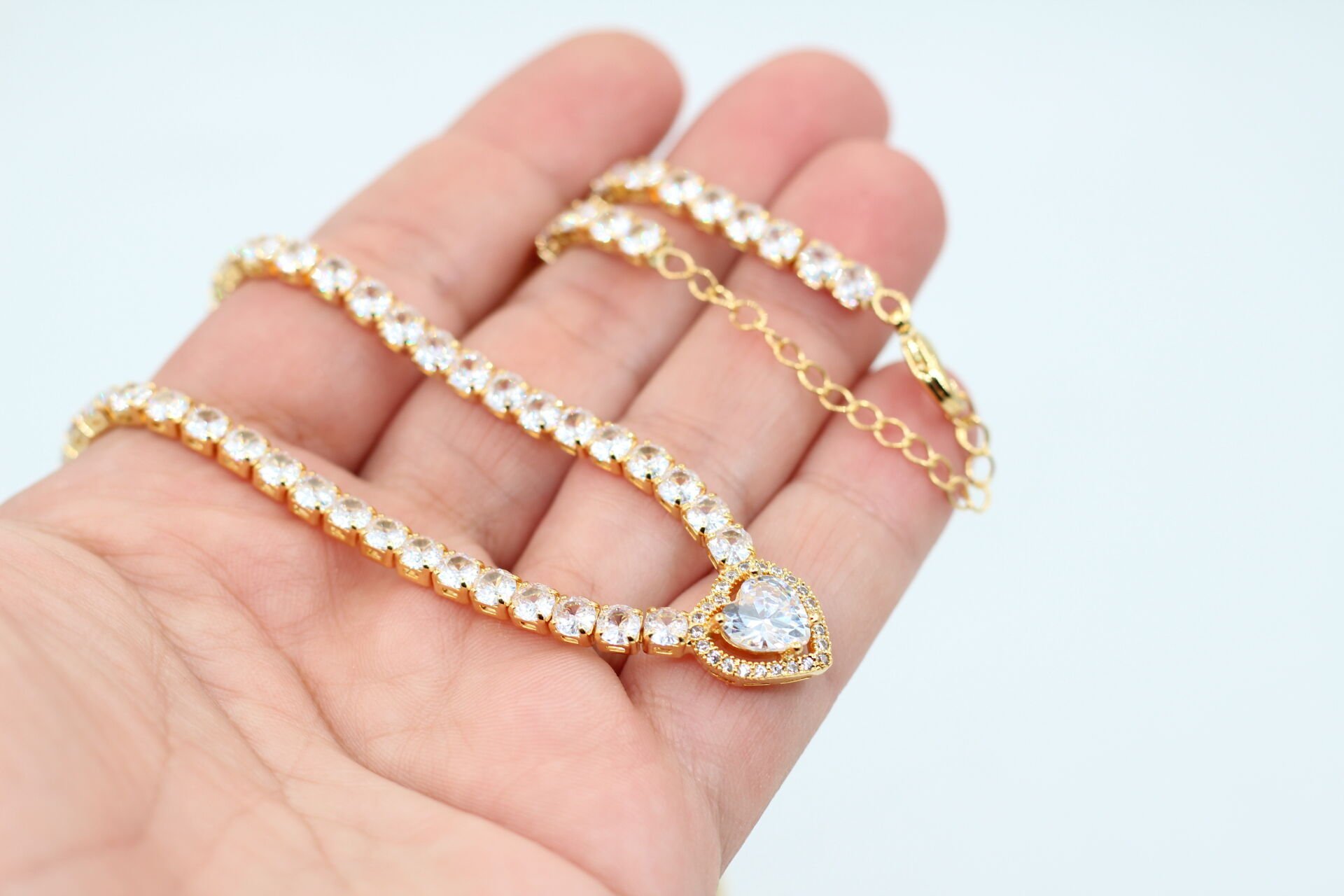 Altın Kaplama Sıra Taşlı Kalp Su Yolu Kolye Beyaz