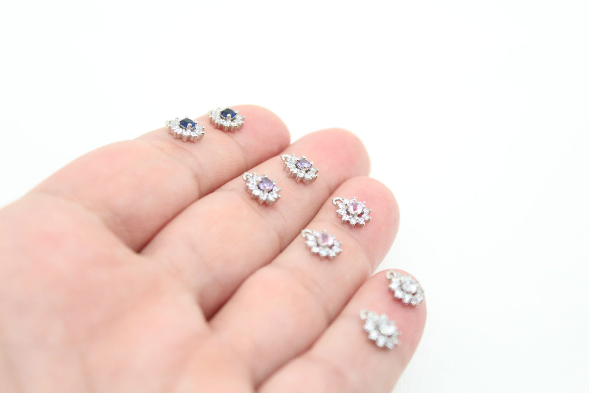 Rodyum Kaplama Ortası Renkli Zirkonlu Minimal Çiçek Kolye Ucu