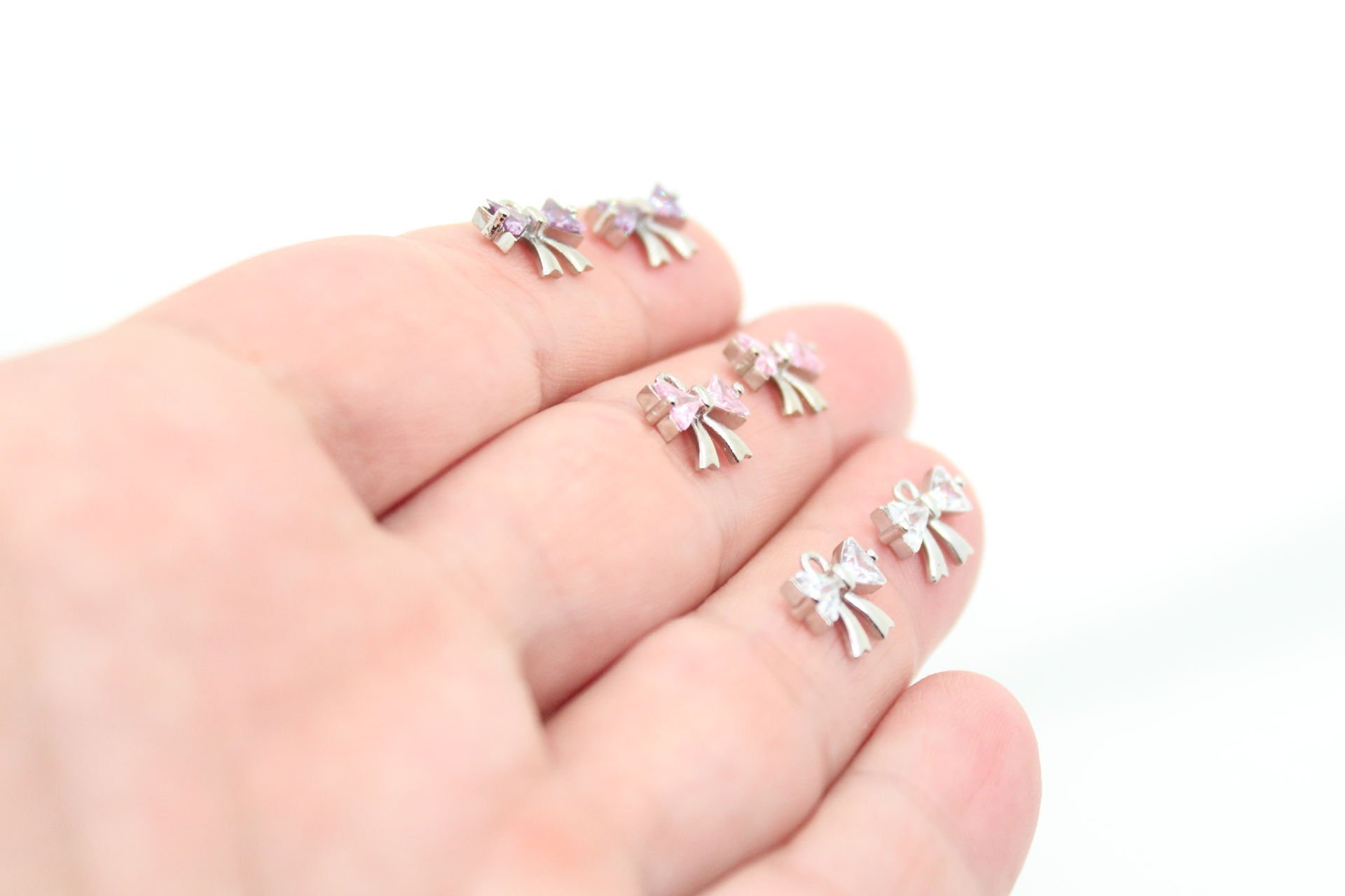 Rodyum Kaplama Üçgen Taşlı Minik Fiyonk