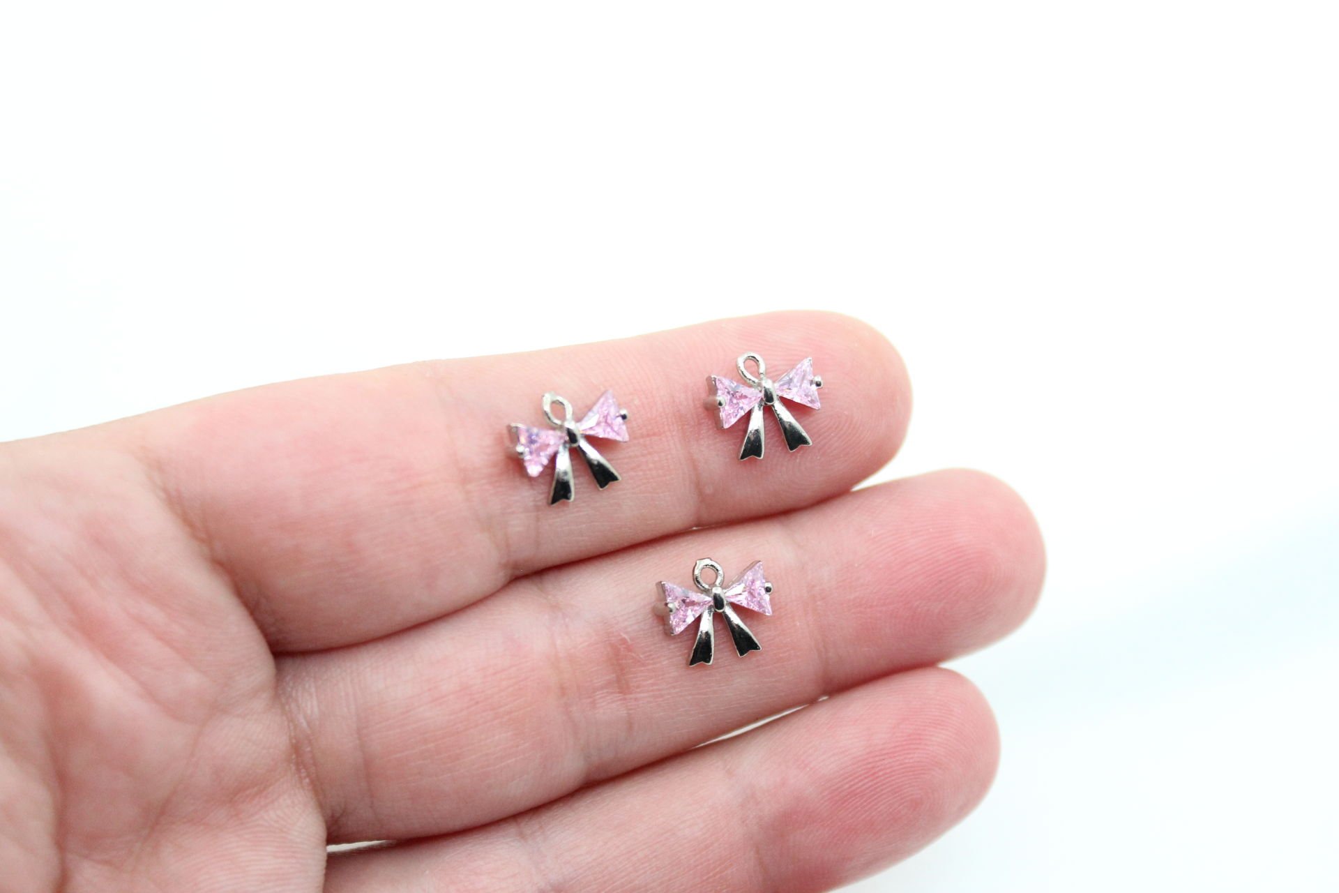 Rodyum Kaplama Üçgen Taşlı Minik Fiyonk Pembe