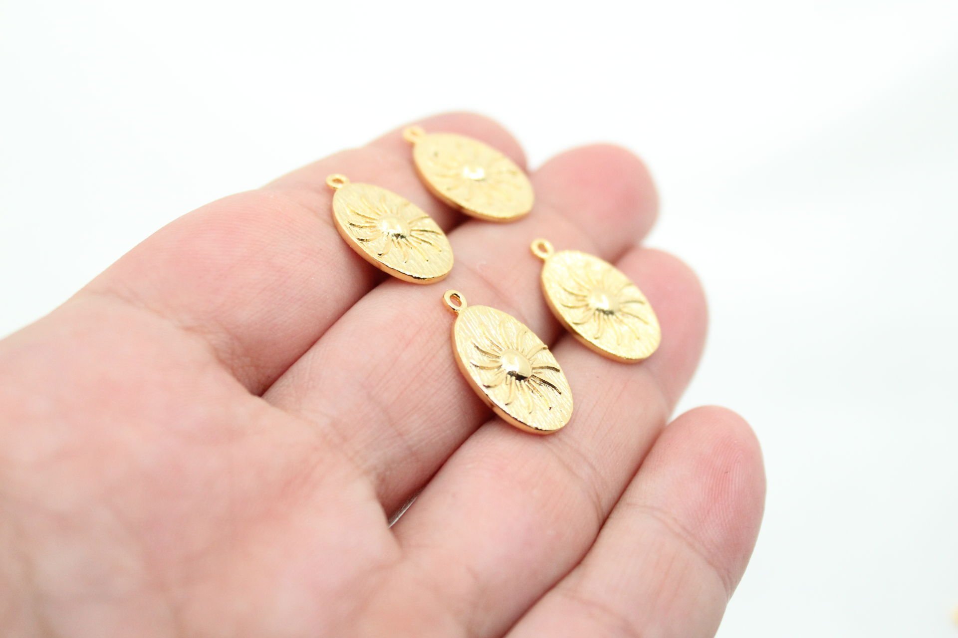 Altın Kaplama Oval Güneş Desenli Kolye Ucu