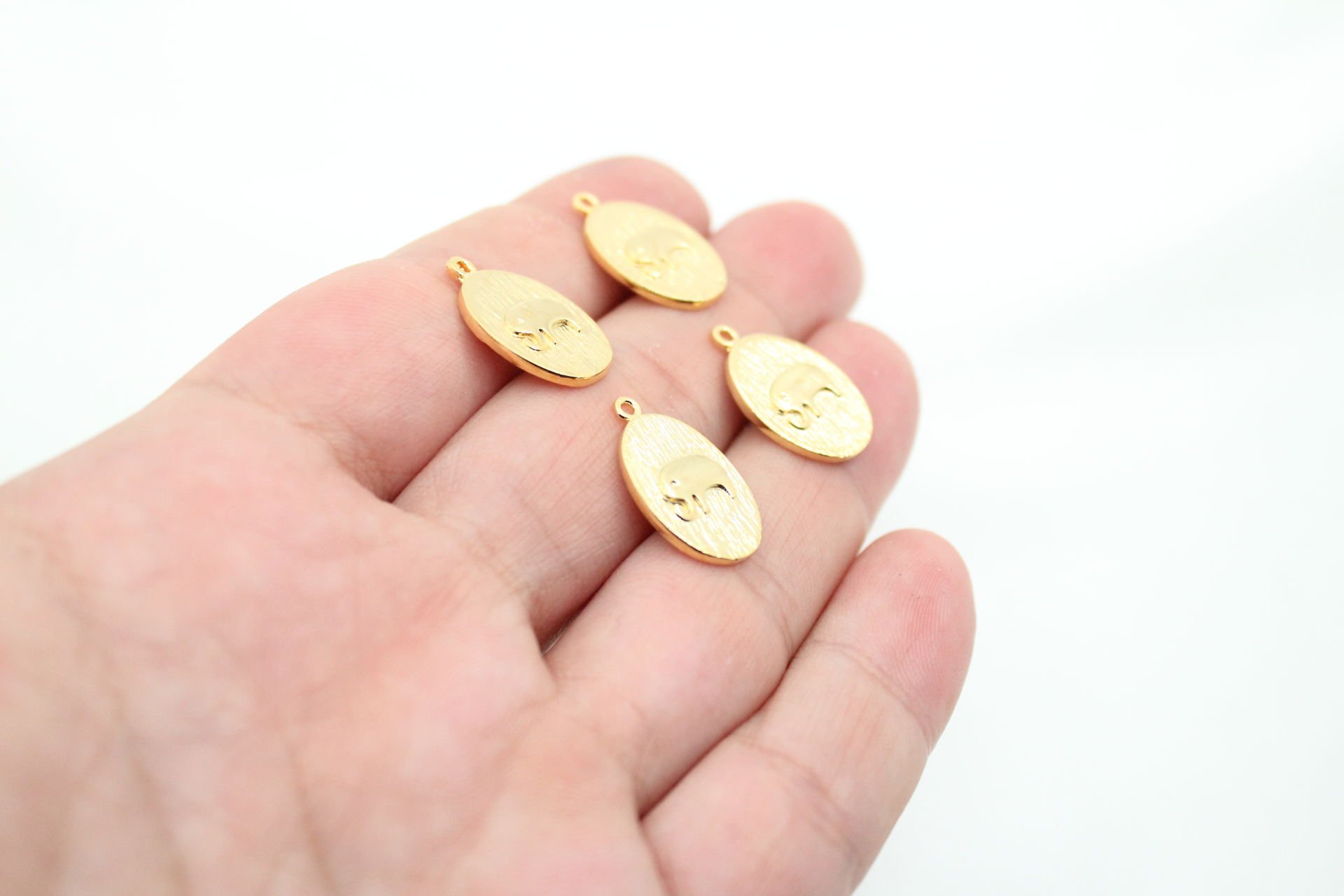 Altın Kaplama Oval Fil Desenli Kolye ucu