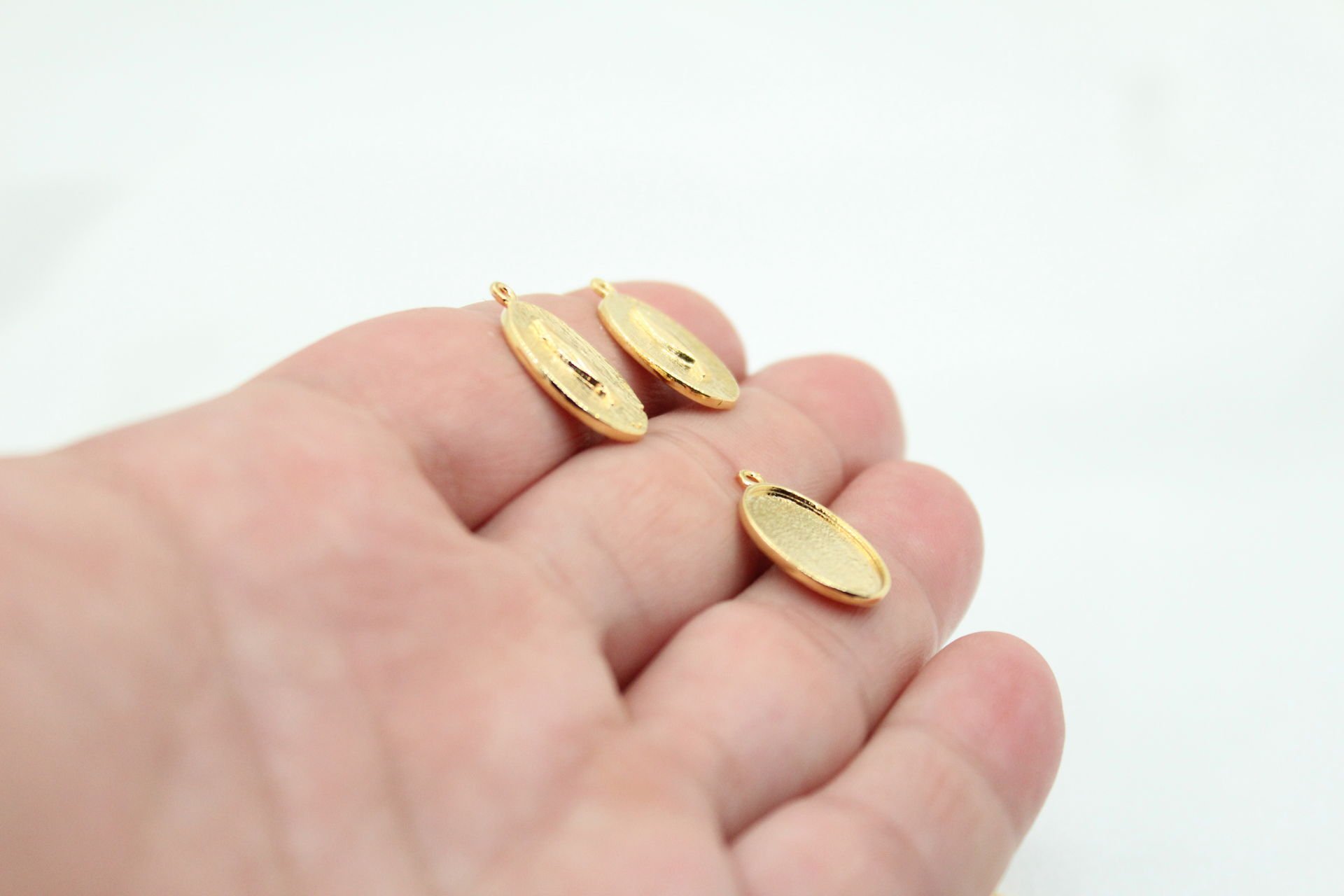 Altın Kaplama Oval Balık Desenli Kolye Ucu