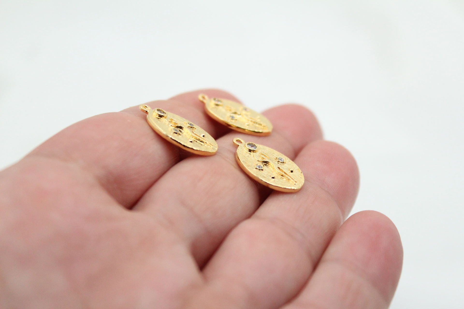 Altın Kaplama Oval Zirkonlu Kolye Ucu