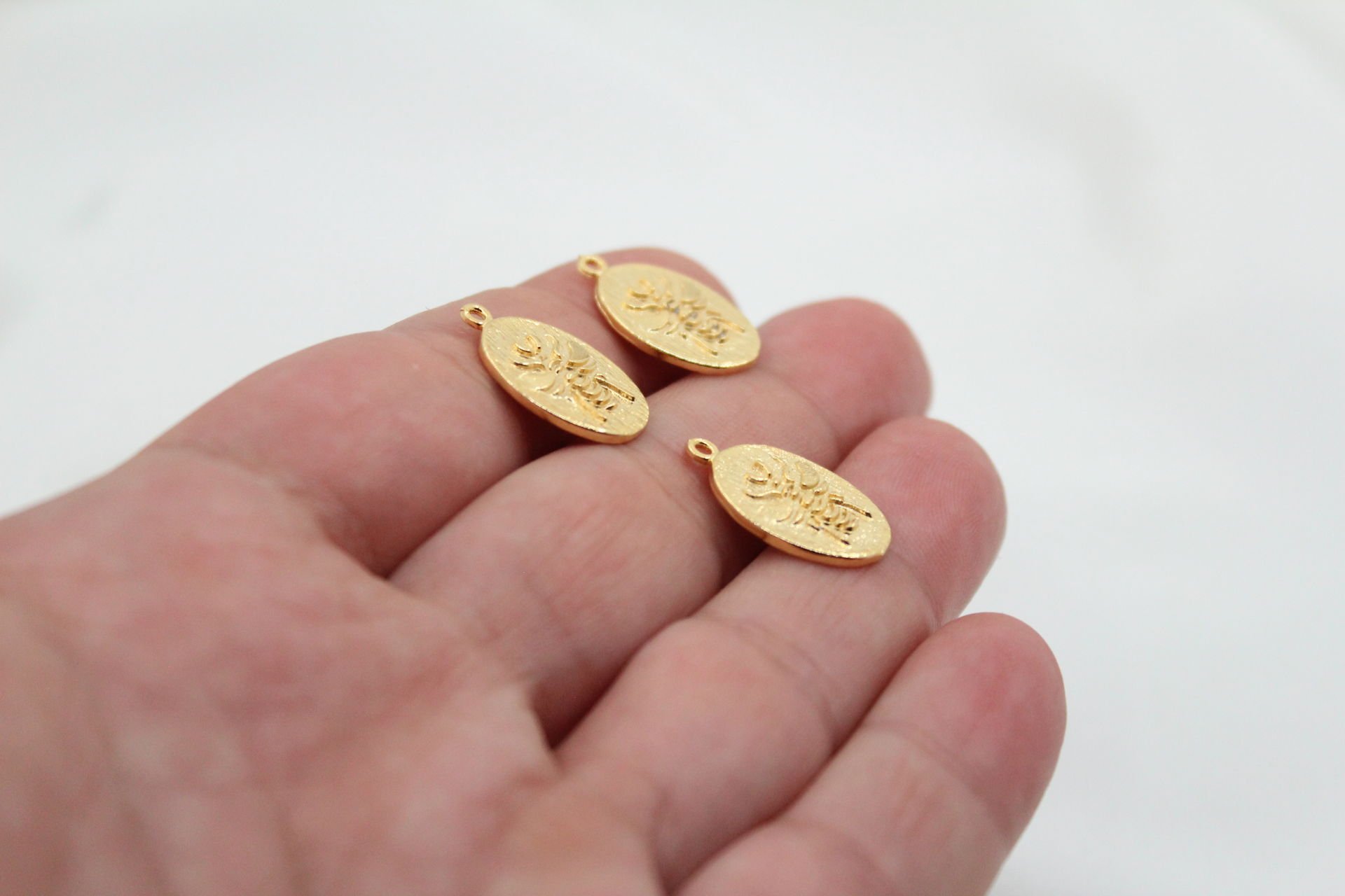 Altın Kaplama Oval Arı Desenli Kolye Ucu