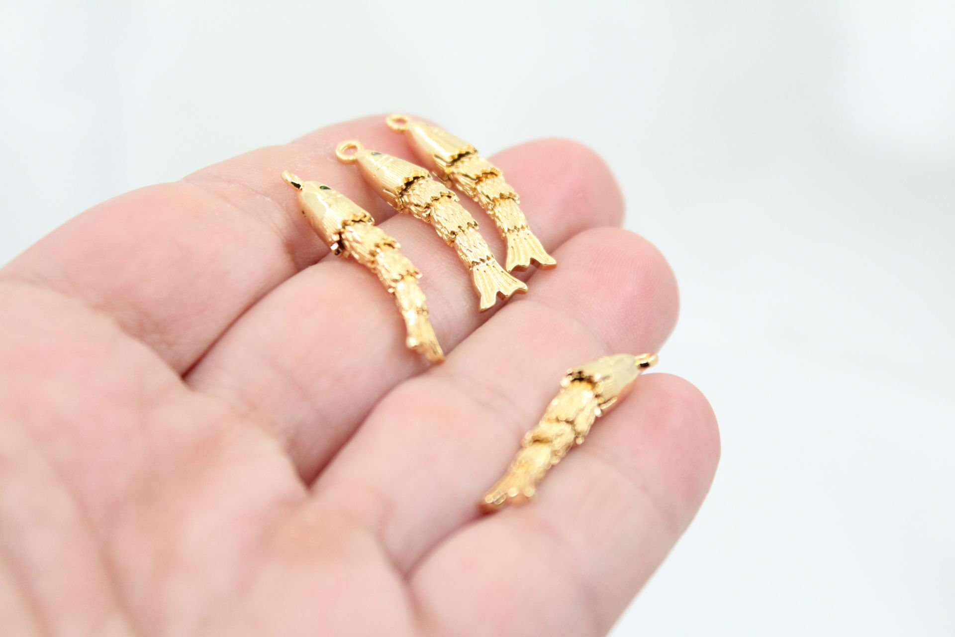 Altın Kaplama Yeşil Gözlü İnce Küçük Oynar Balık