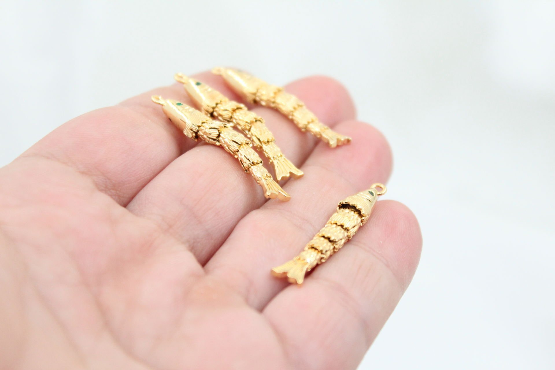 Altın Kaplama Yeşil Gözlü İnce Büyük Oynar Balık