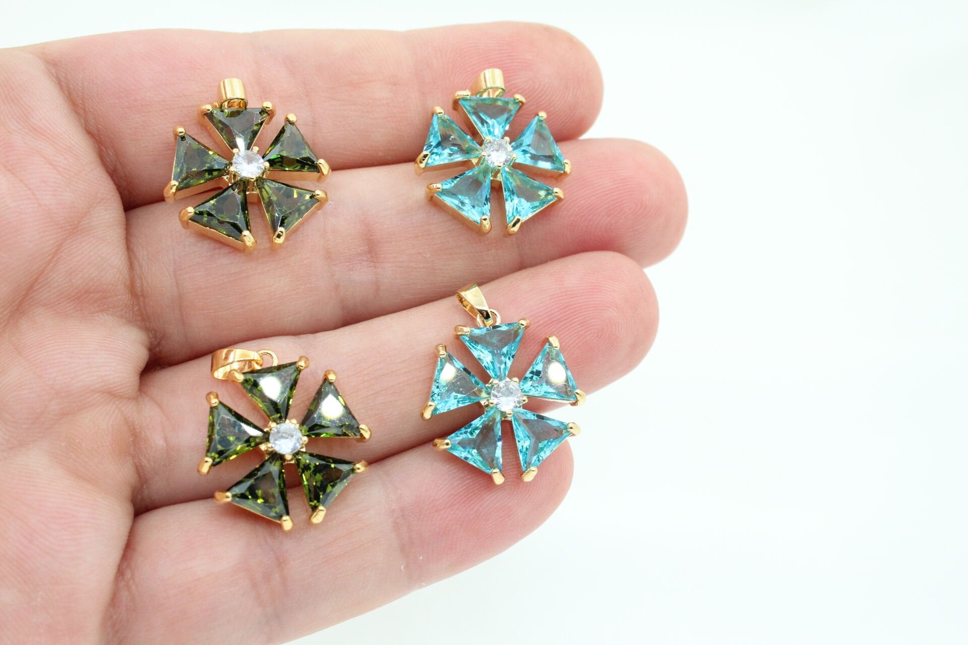 Altın Kaplama Üçgen Taşlı Kolye Ucu