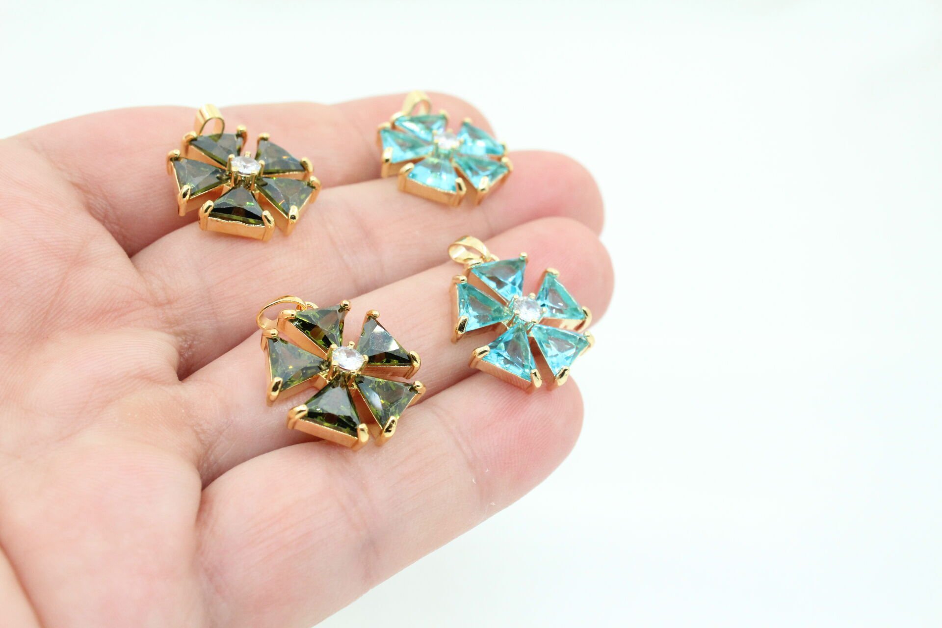 Altın Kaplama Üçgen Taşlı Kolye Ucu