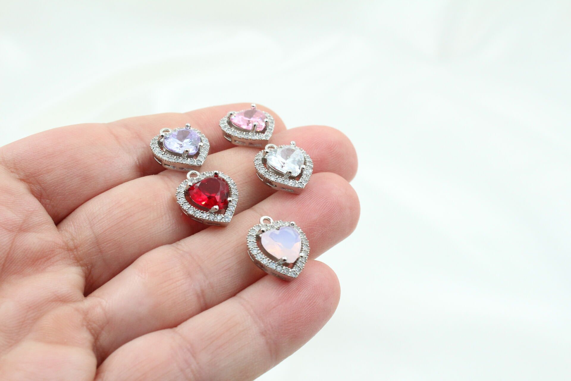 Rodyum Kaplama Sıra Taşlı Kalp Kolye Ucu